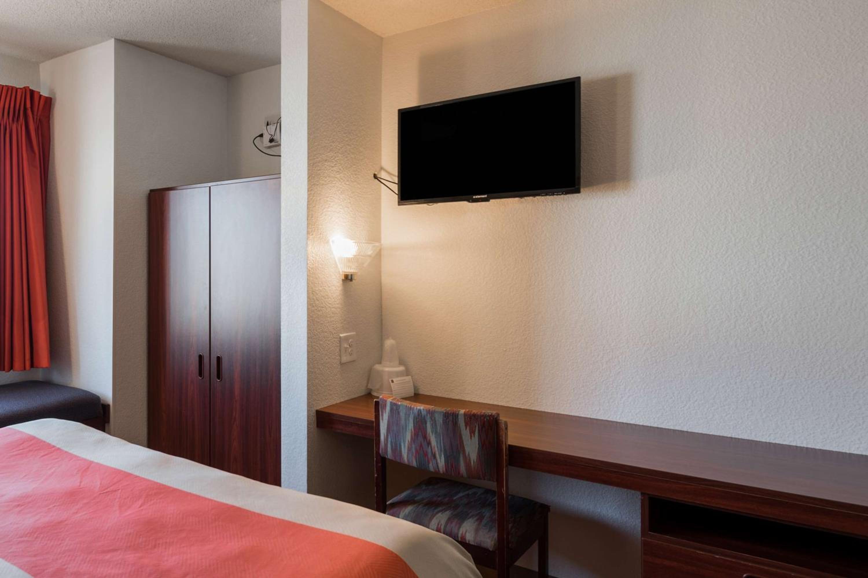 Queen Room with Two Queen Beds - Non-Smoking - Photo 4