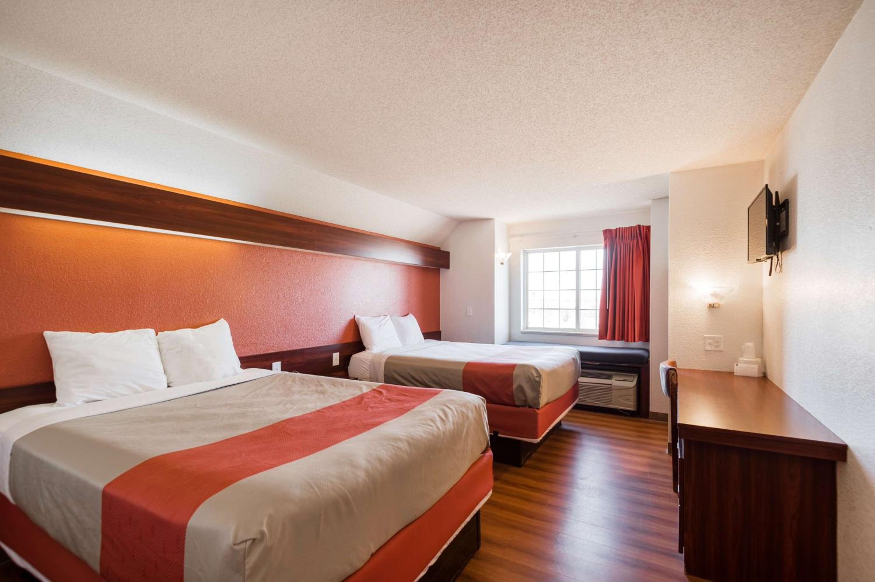 Queen Room with Two Queen Beds - Non-Smoking - Photo 6