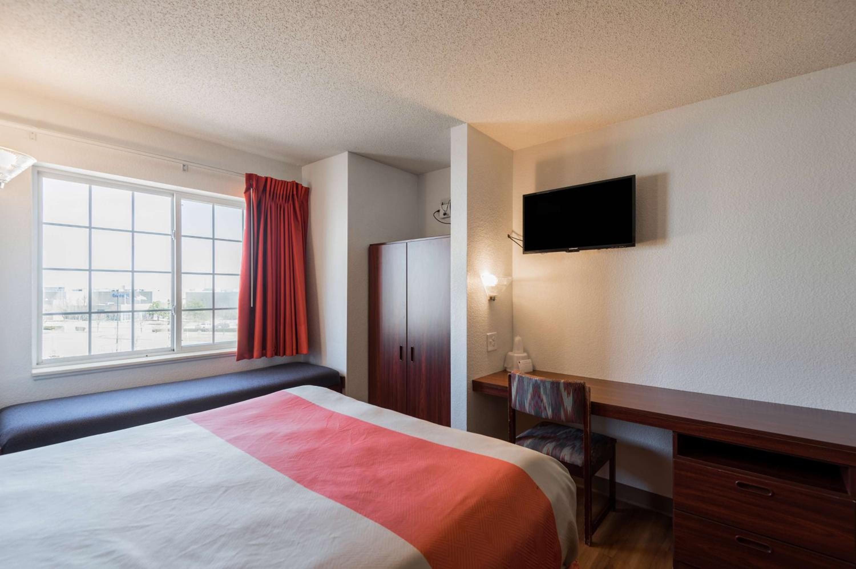 Queen Room with Two Queen Beds - Non-Smoking - Photo 5