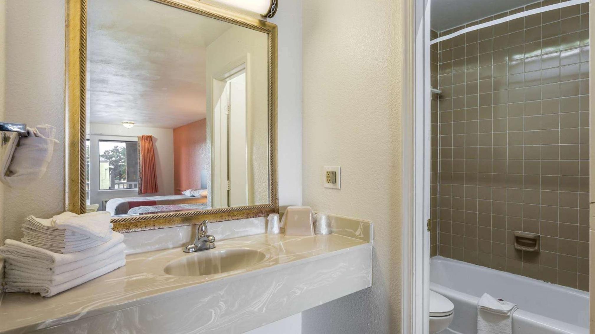Deluxe King Room - Non-Smoking - Photo 7