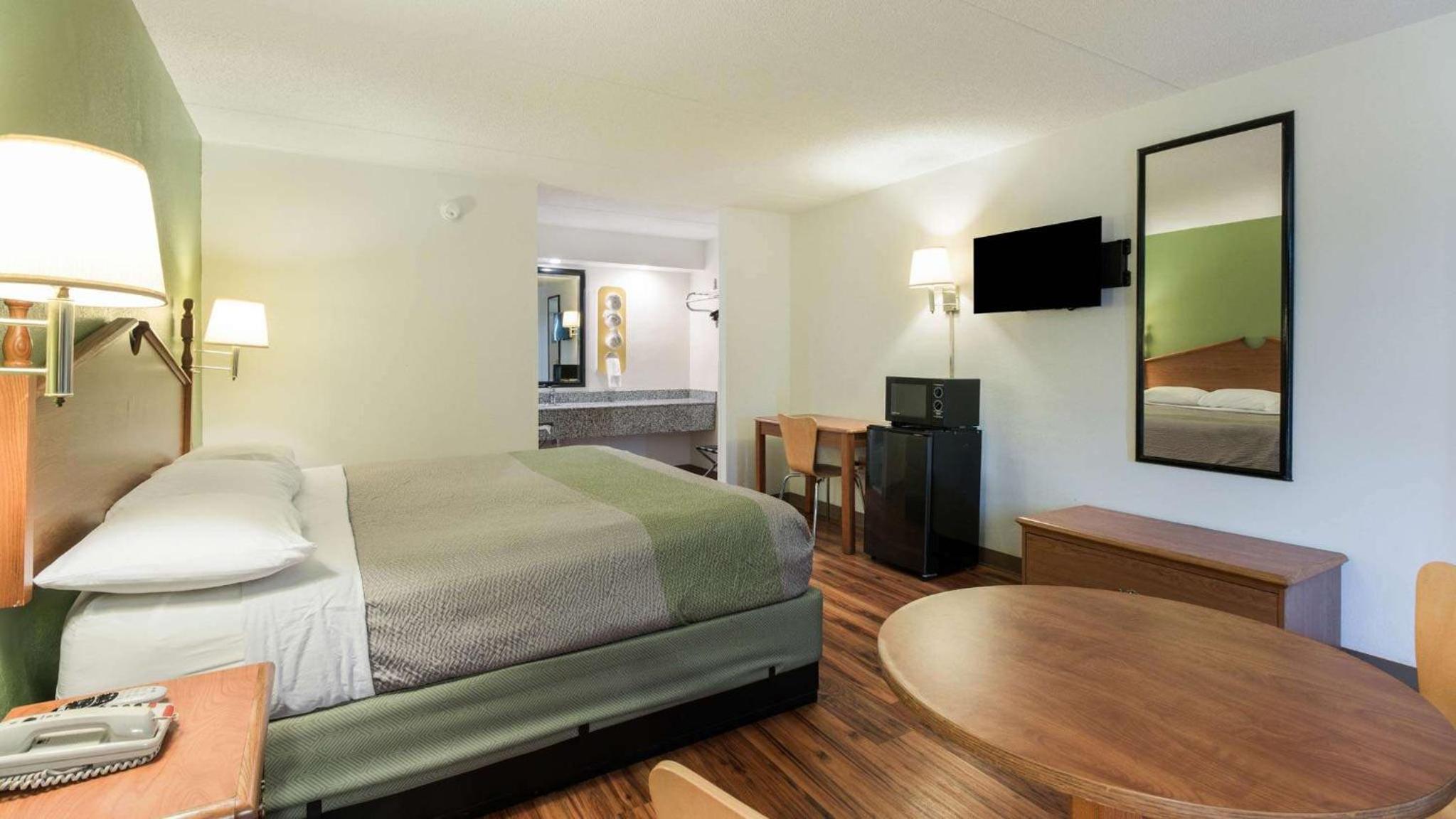 King Room - Non-Smoking - Photo 5