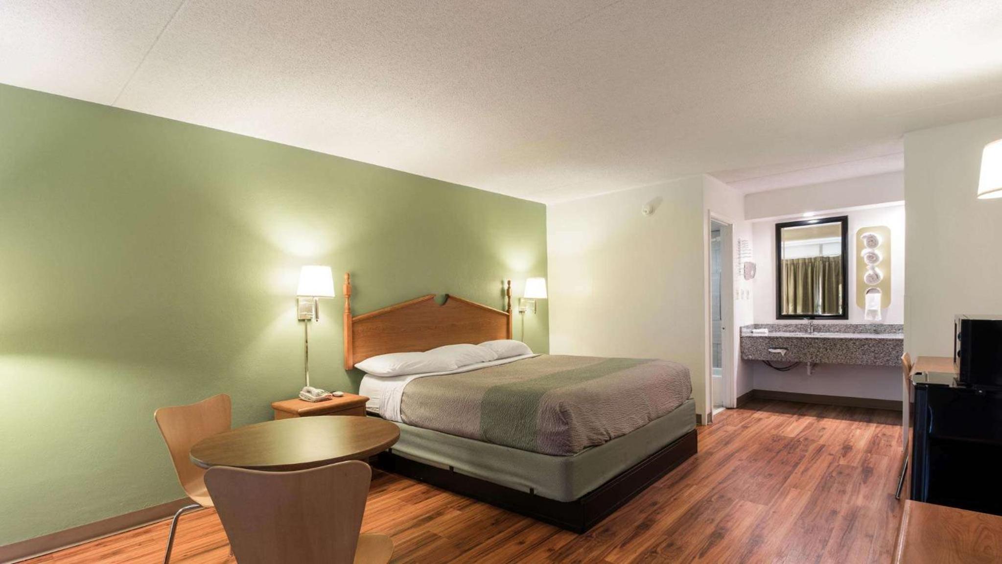 King Room - Non-Smoking - Photo 1