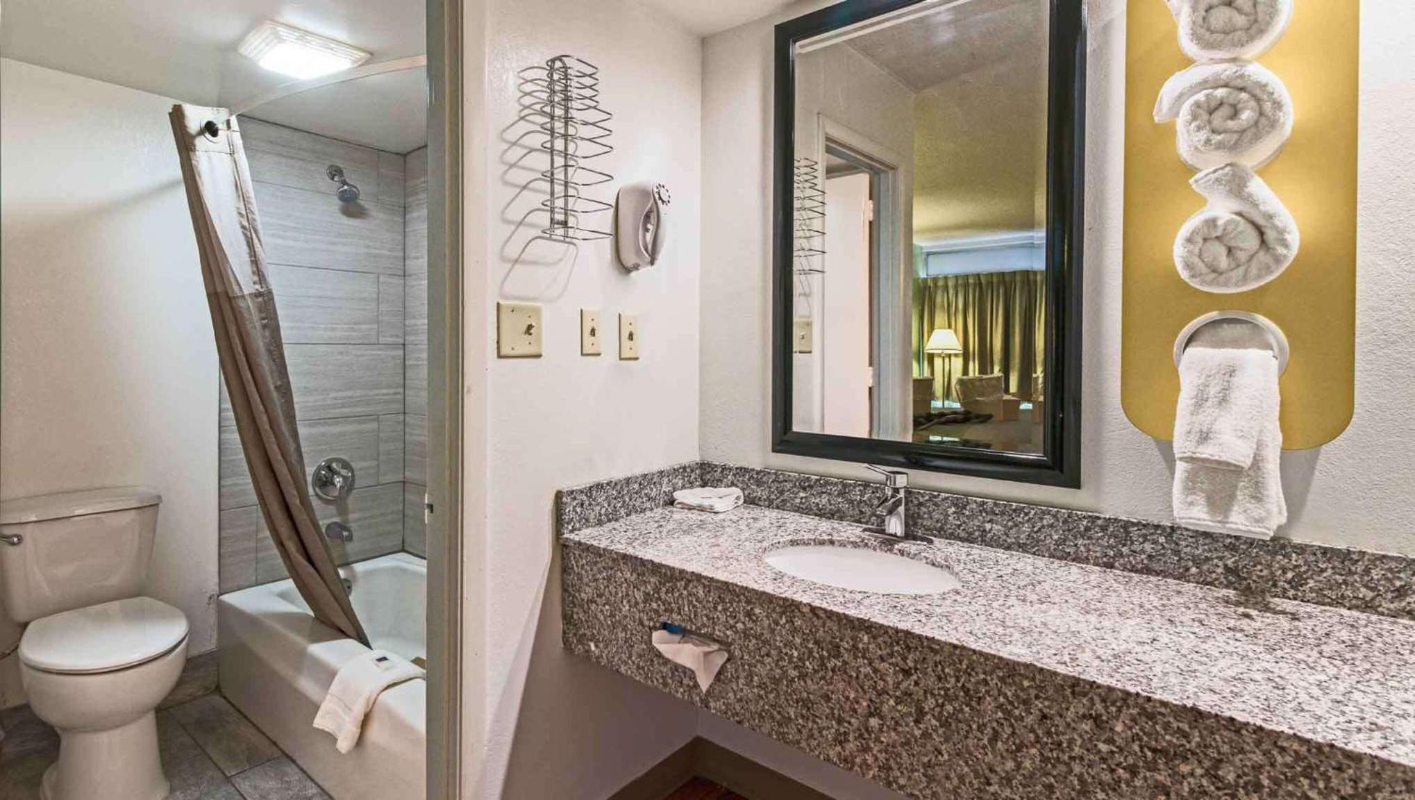 King Room - Non-Smoking - Photo 4