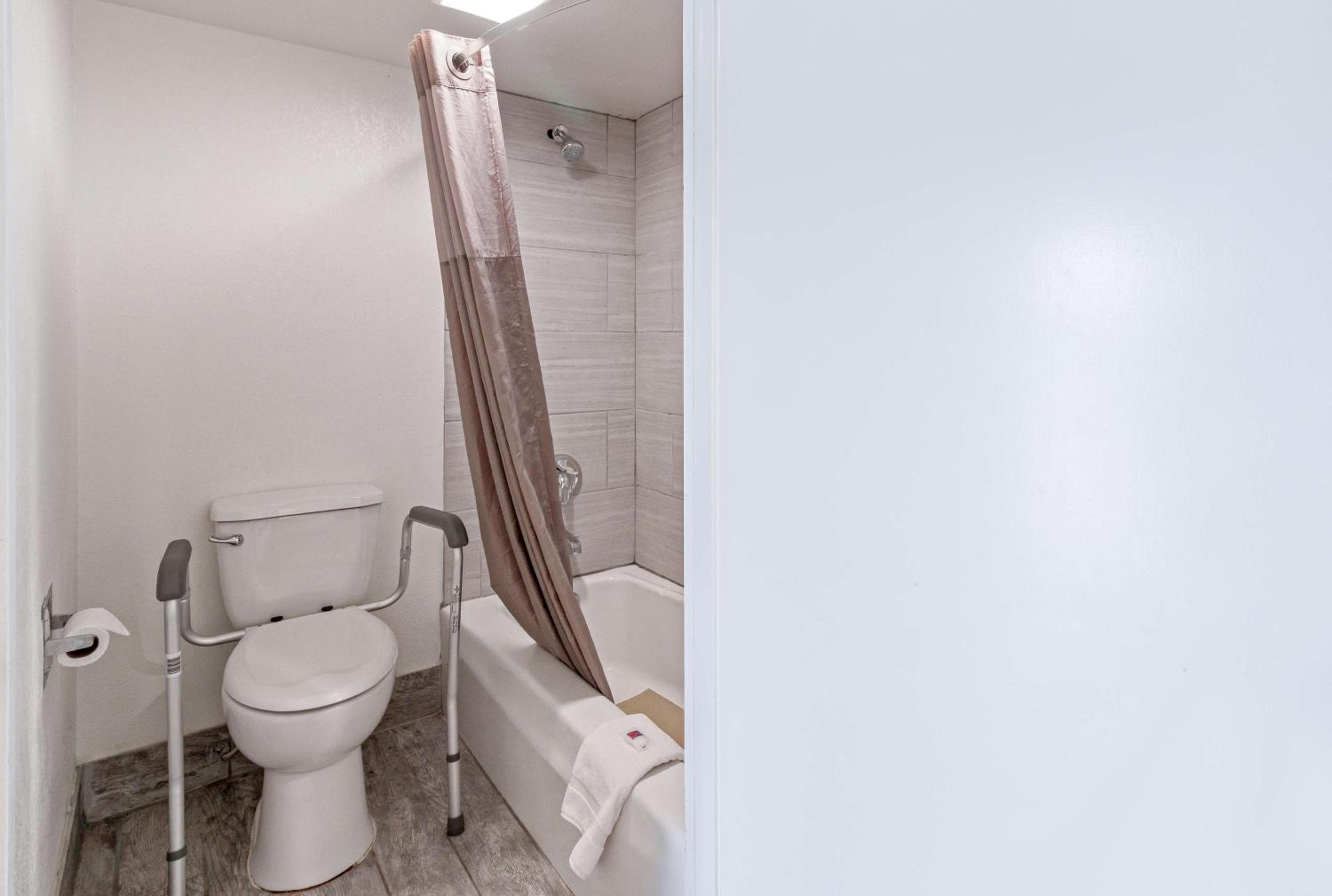 Quadruple Room - Disability Access - Non-Smoking - Photo 4