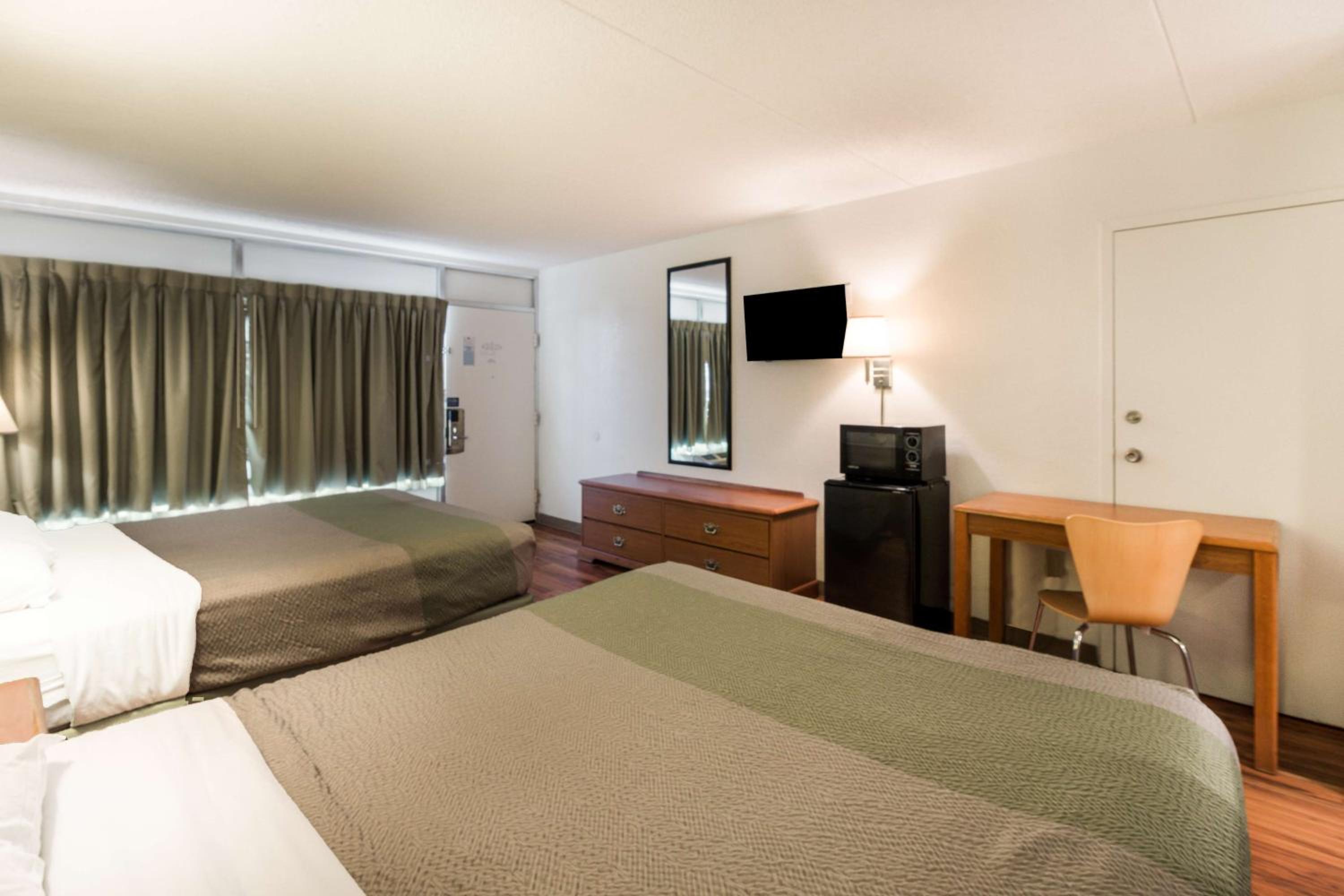 Quadruple Room - Non-Smoking - Photo 1