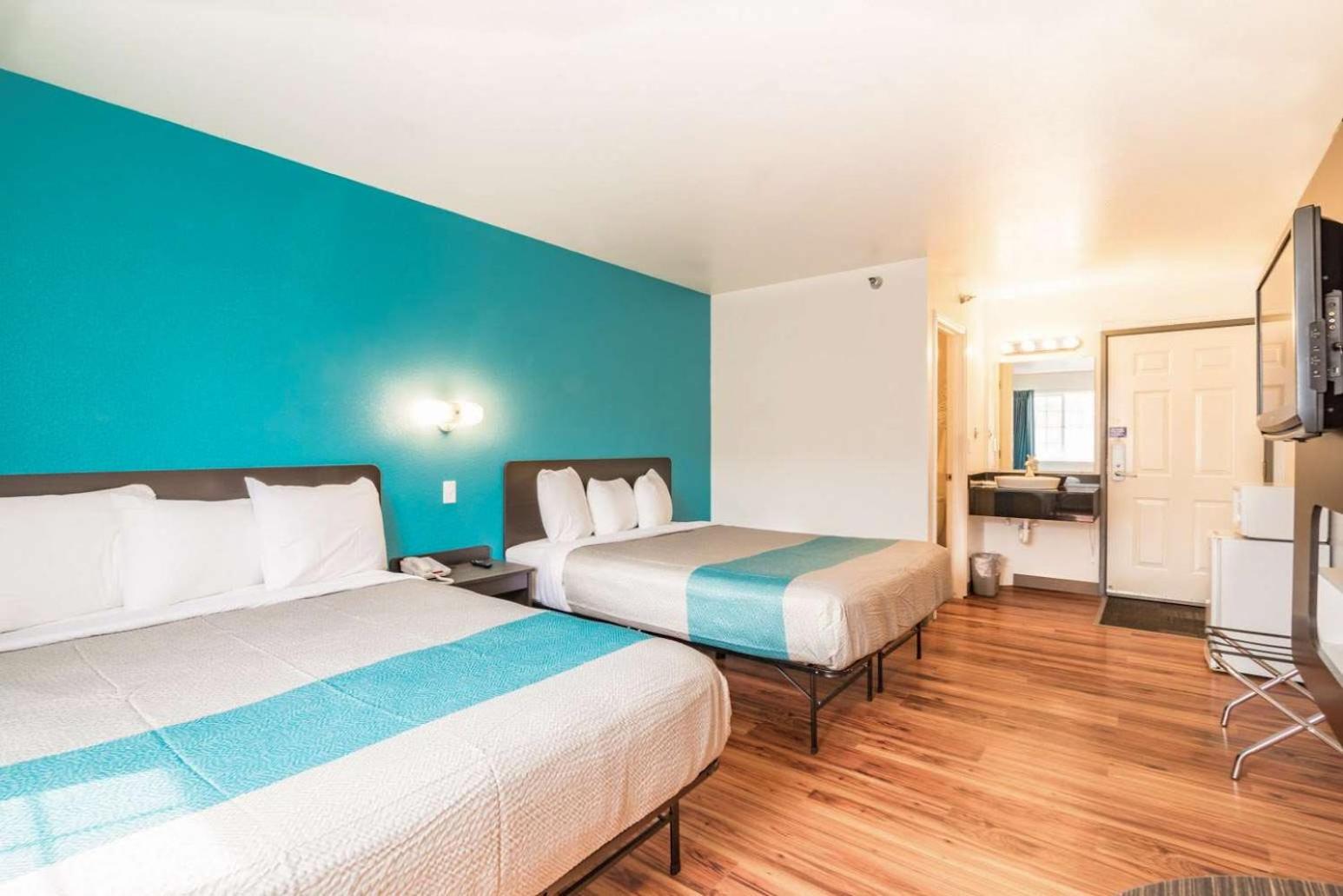Deluxe Queen Room with Two Queen Beds - Photo 5