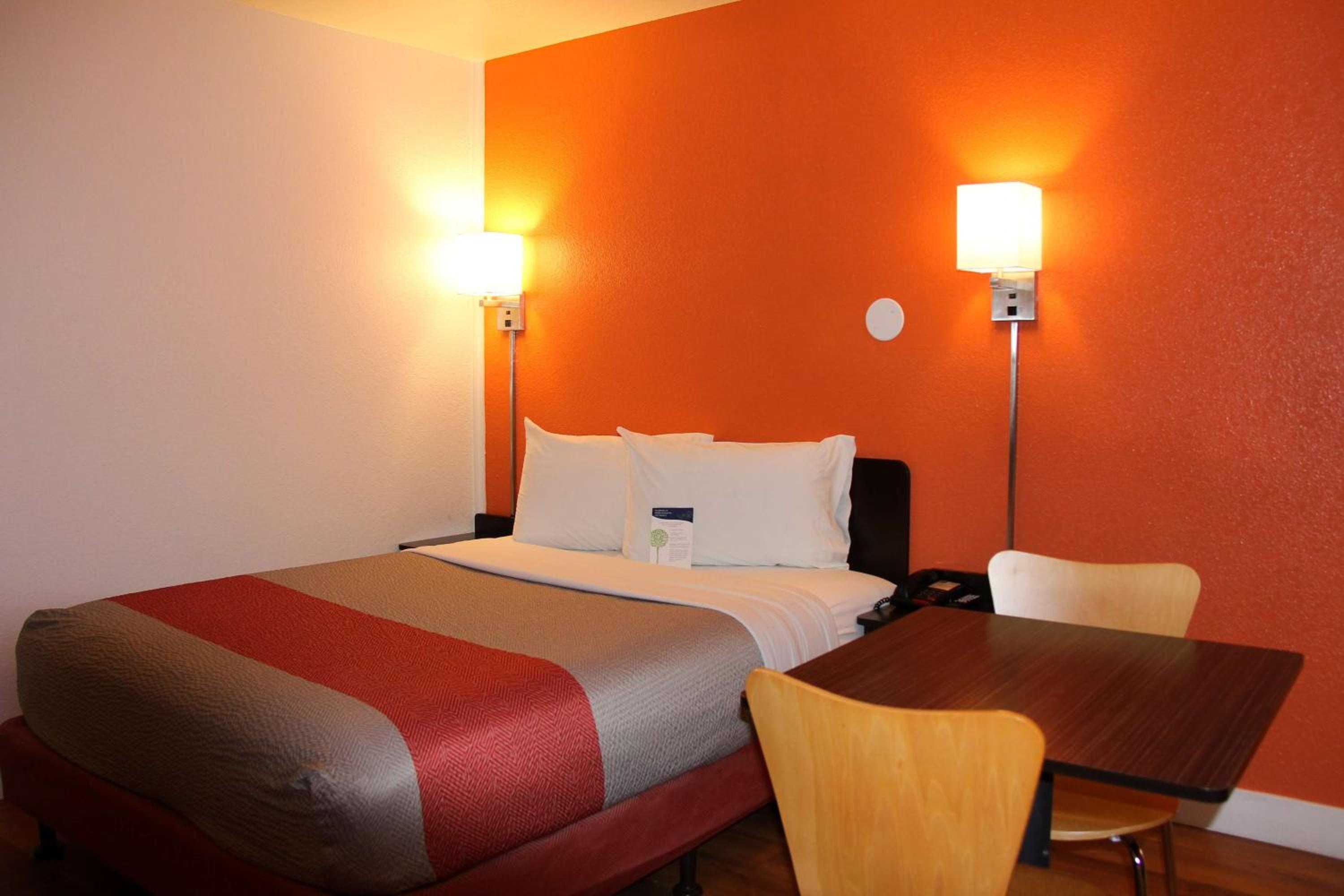 Queen Room - Non-Smoking - Photo 2