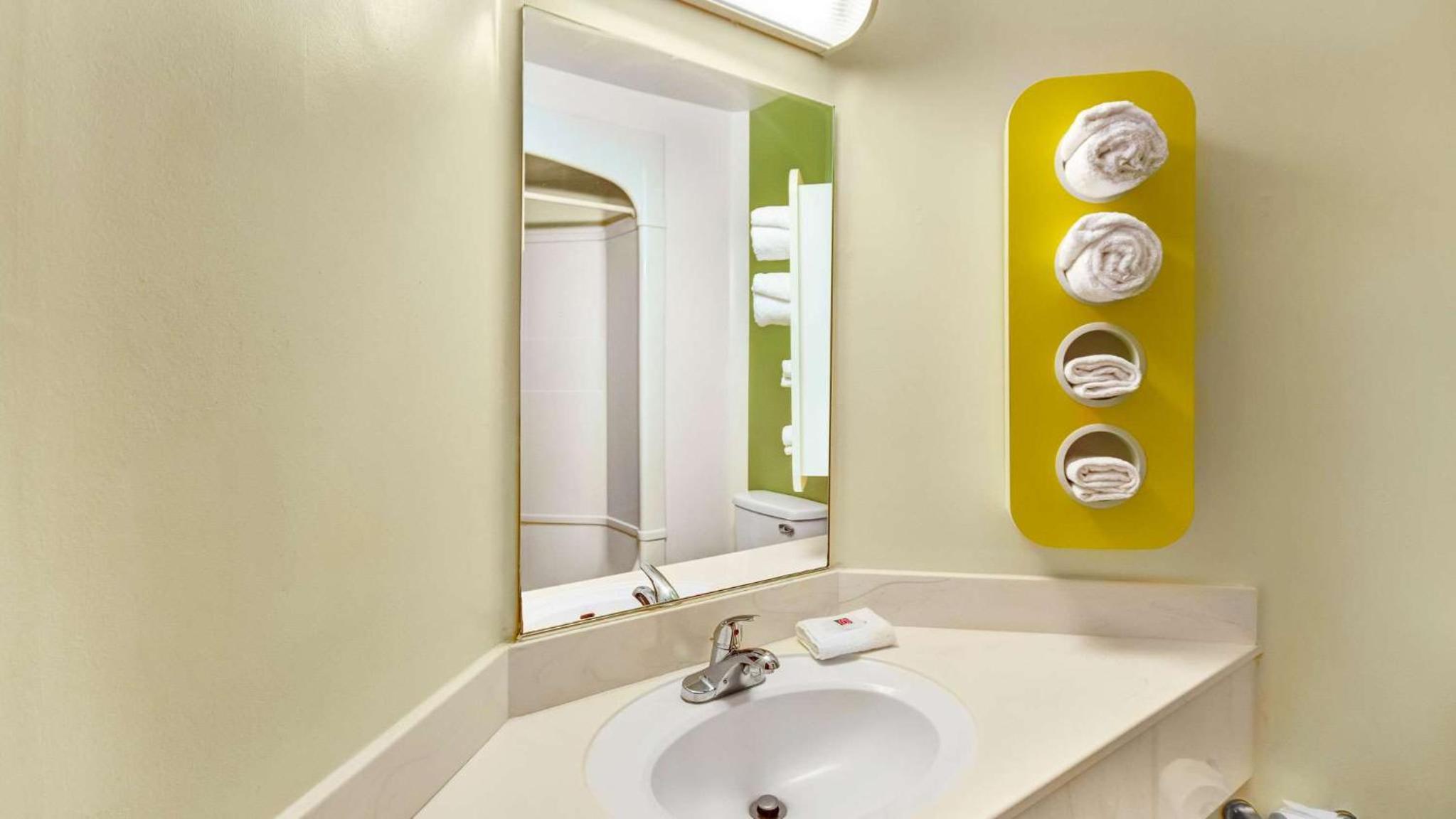 Queen Room - Non-Smoking - Photo 2
