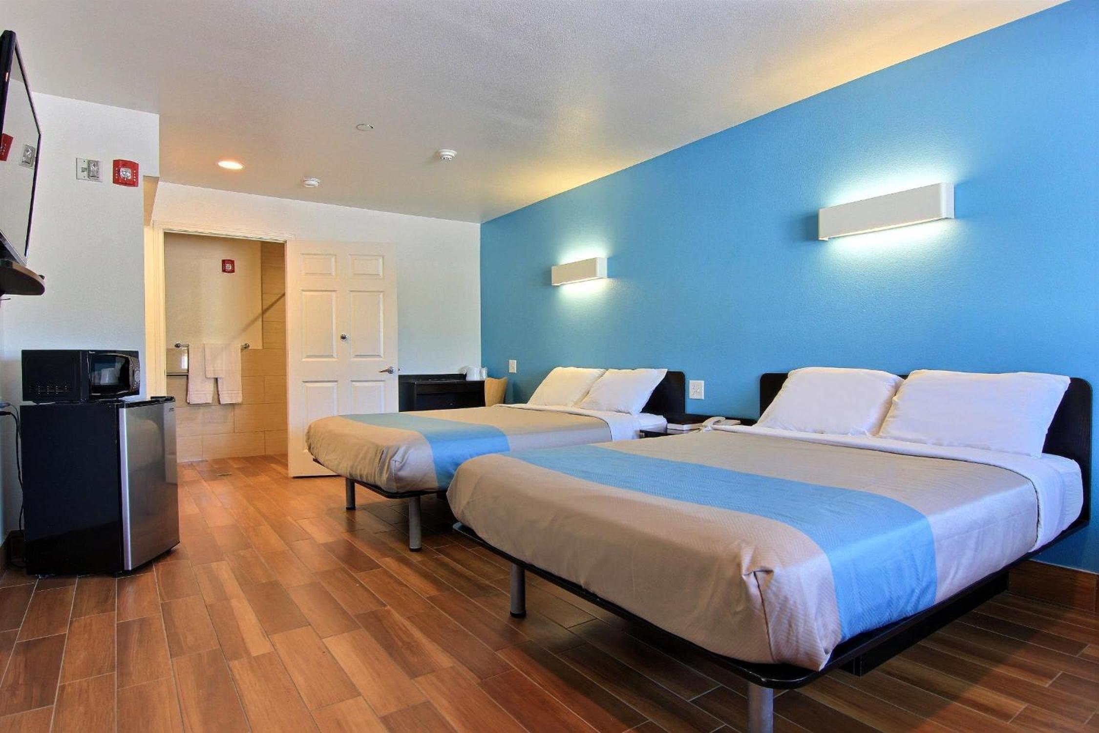 Queen Room with Two Queen Beds - Non-Smoking photo 1