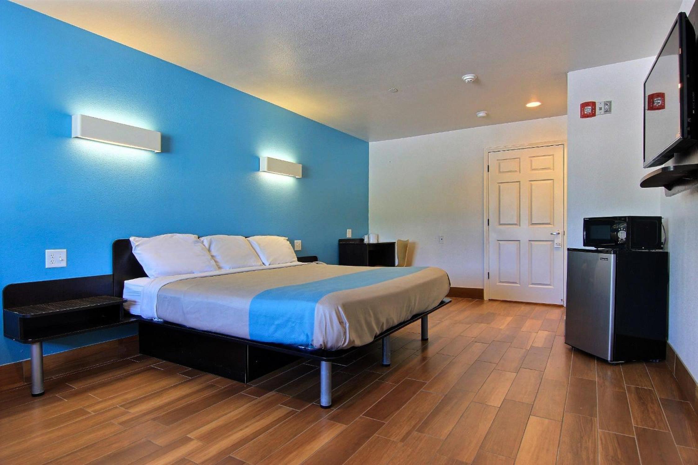 King Room with Roll-In Shower - Disability Access photo 1