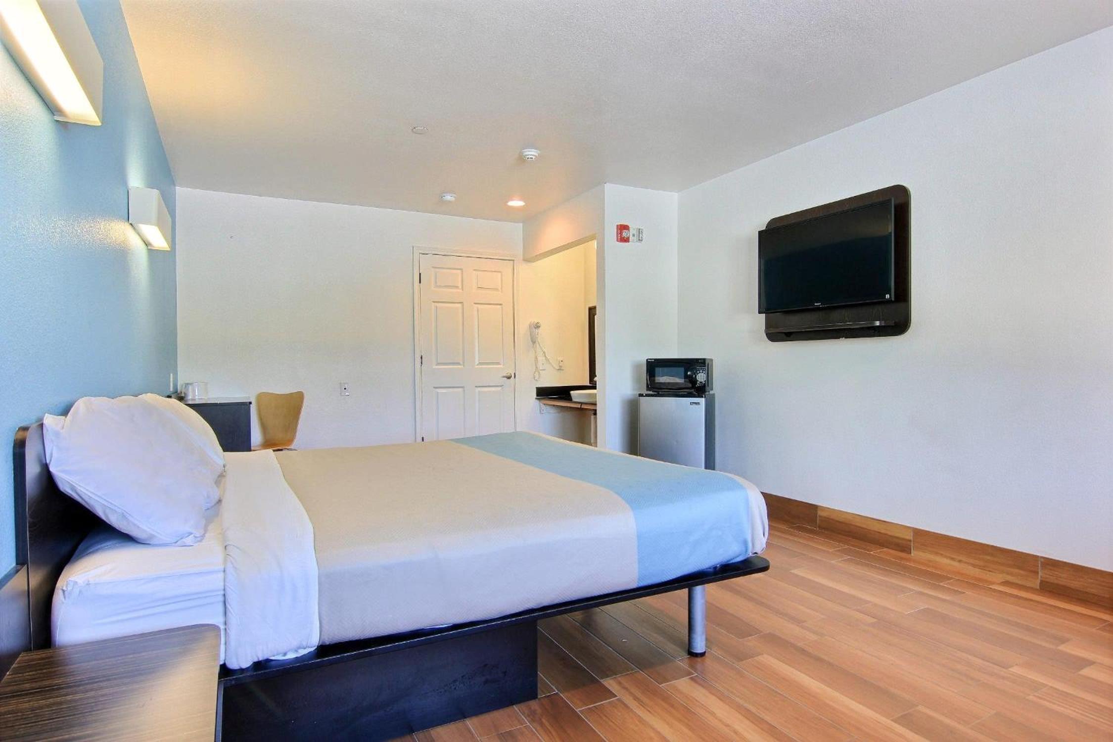 King Room - Non-Smoking photo 3