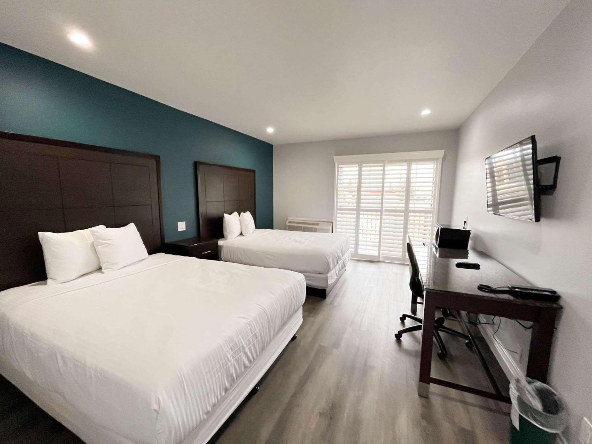 Queen Room with Two Queen Beds - Non-Smoking - Photo 1