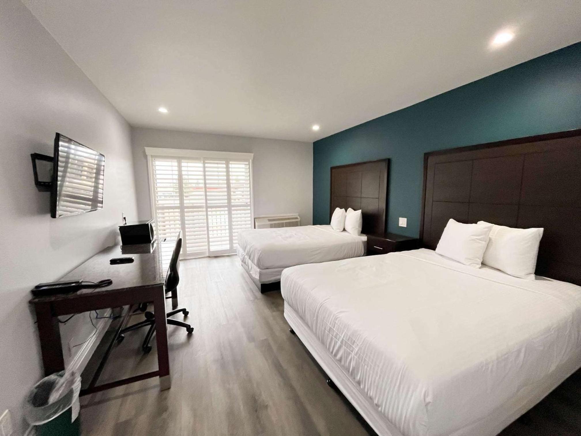 Queen Room with Two Queen Beds - Non-Smoking - Photo 3