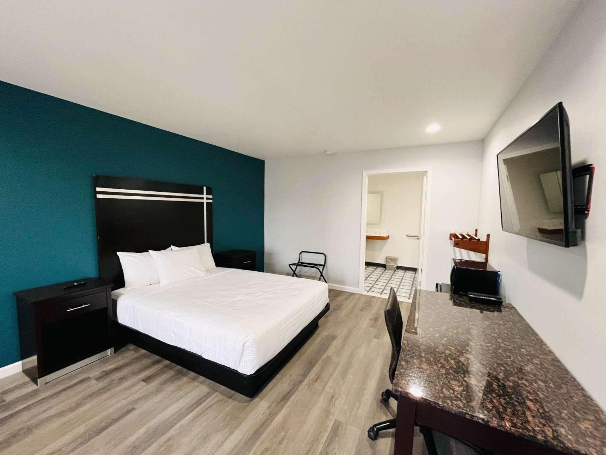 Queen Room - Disability Access - Roll in Shower - Photo 1