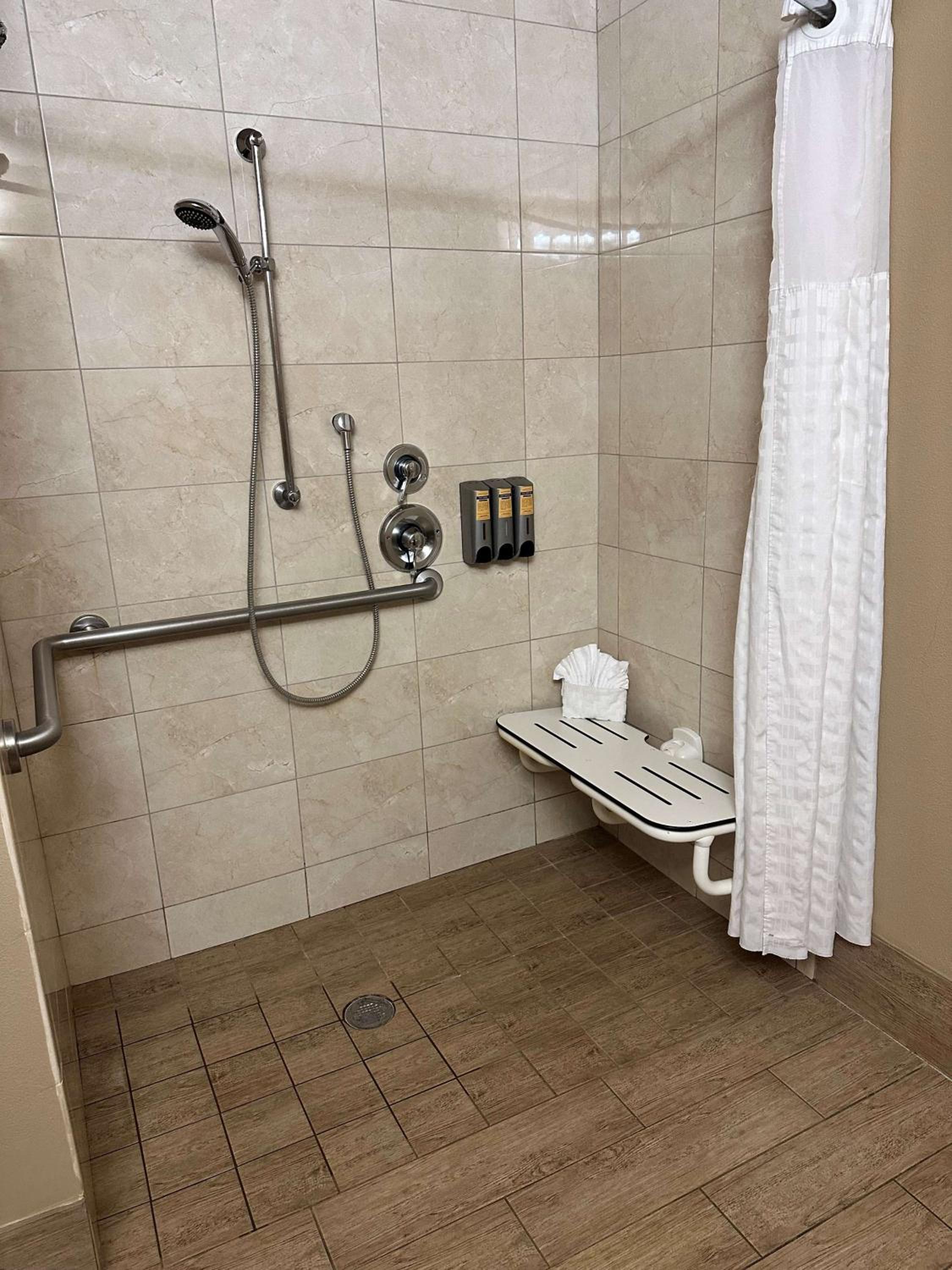 King Room with Roll-in Shower - Disability Access/Non-Smoking - Photo 4
