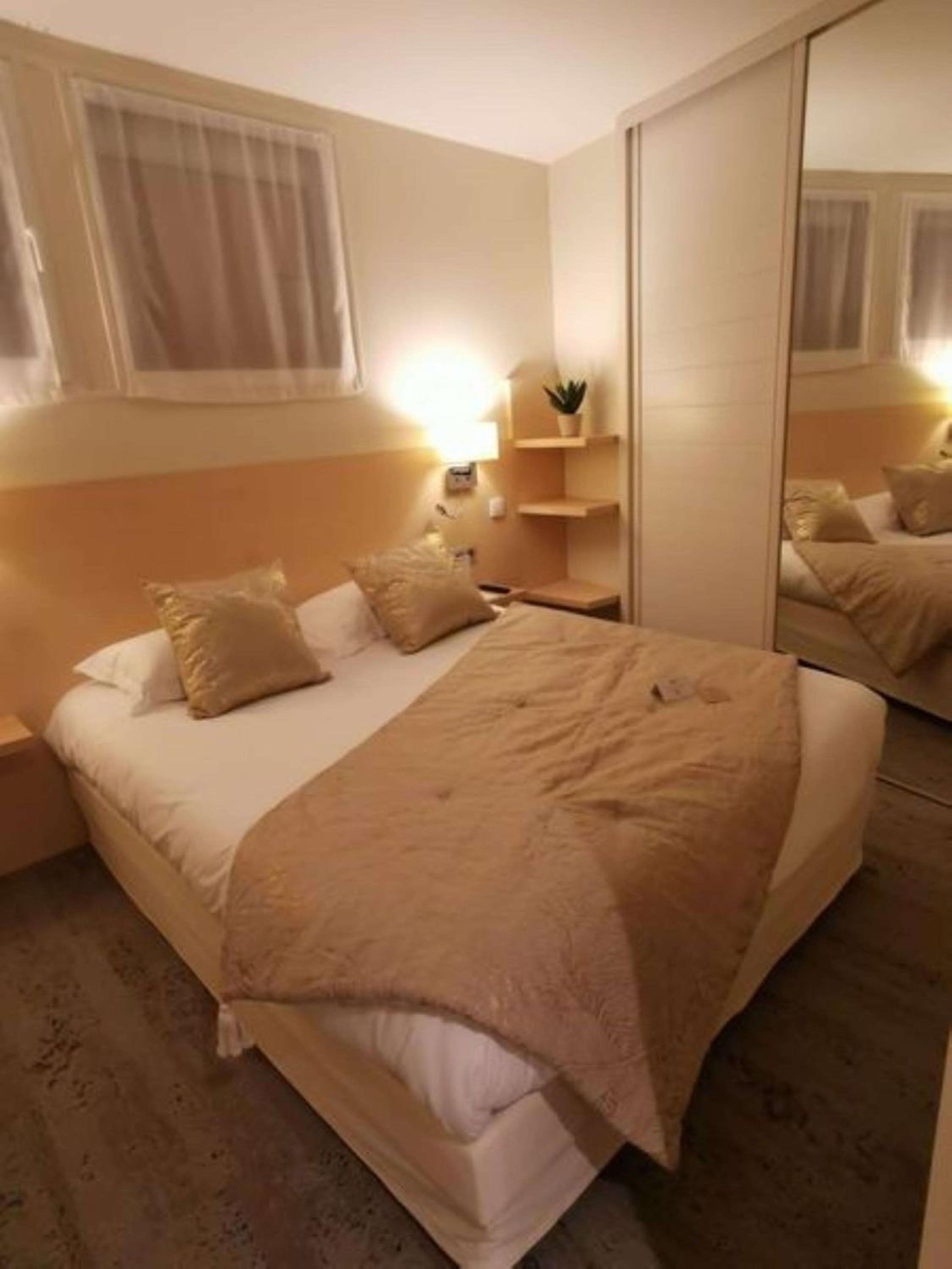 One-Bedroom Apartment - Photo 2