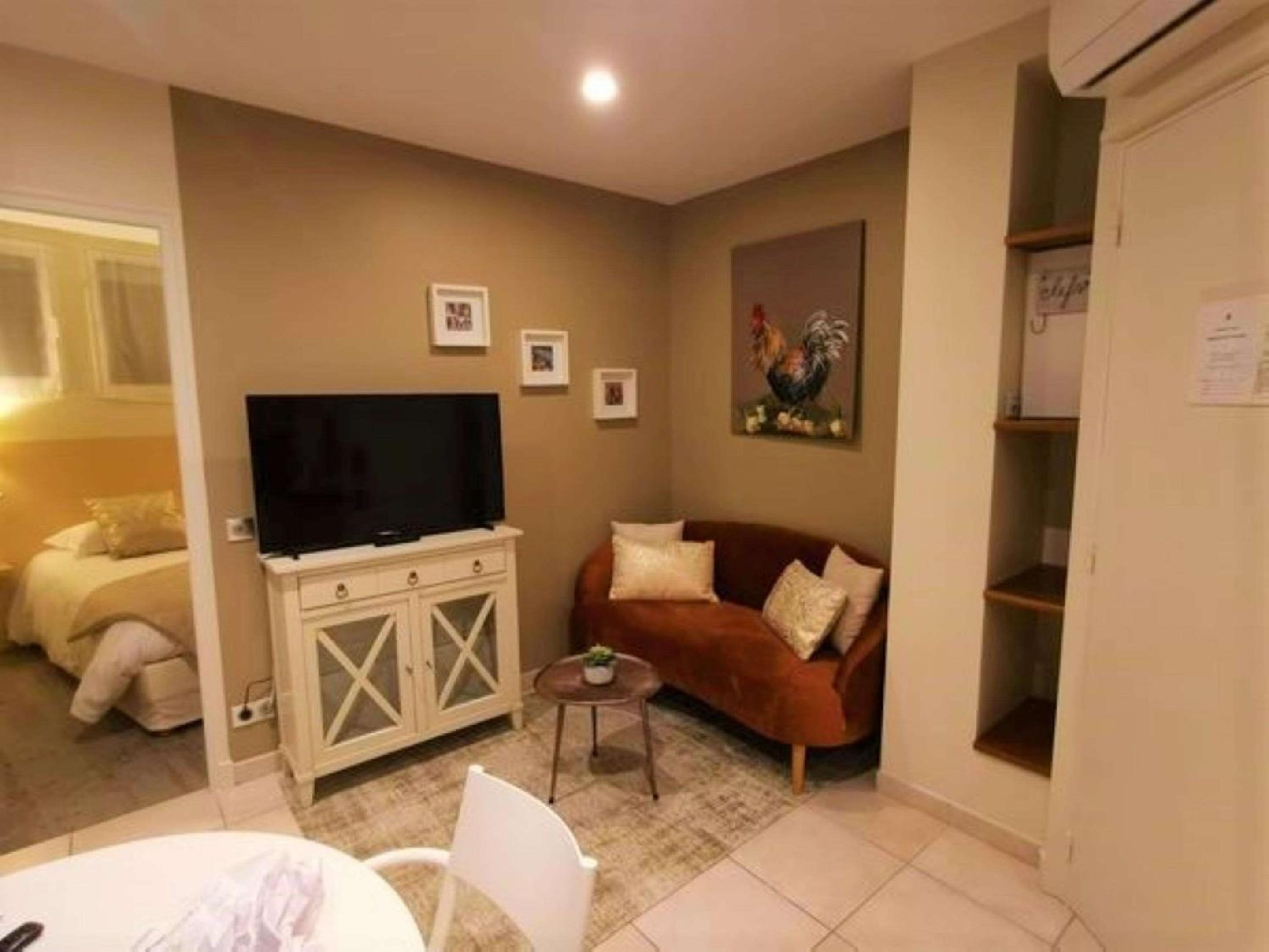 One-Bedroom Apartment - Photo 1