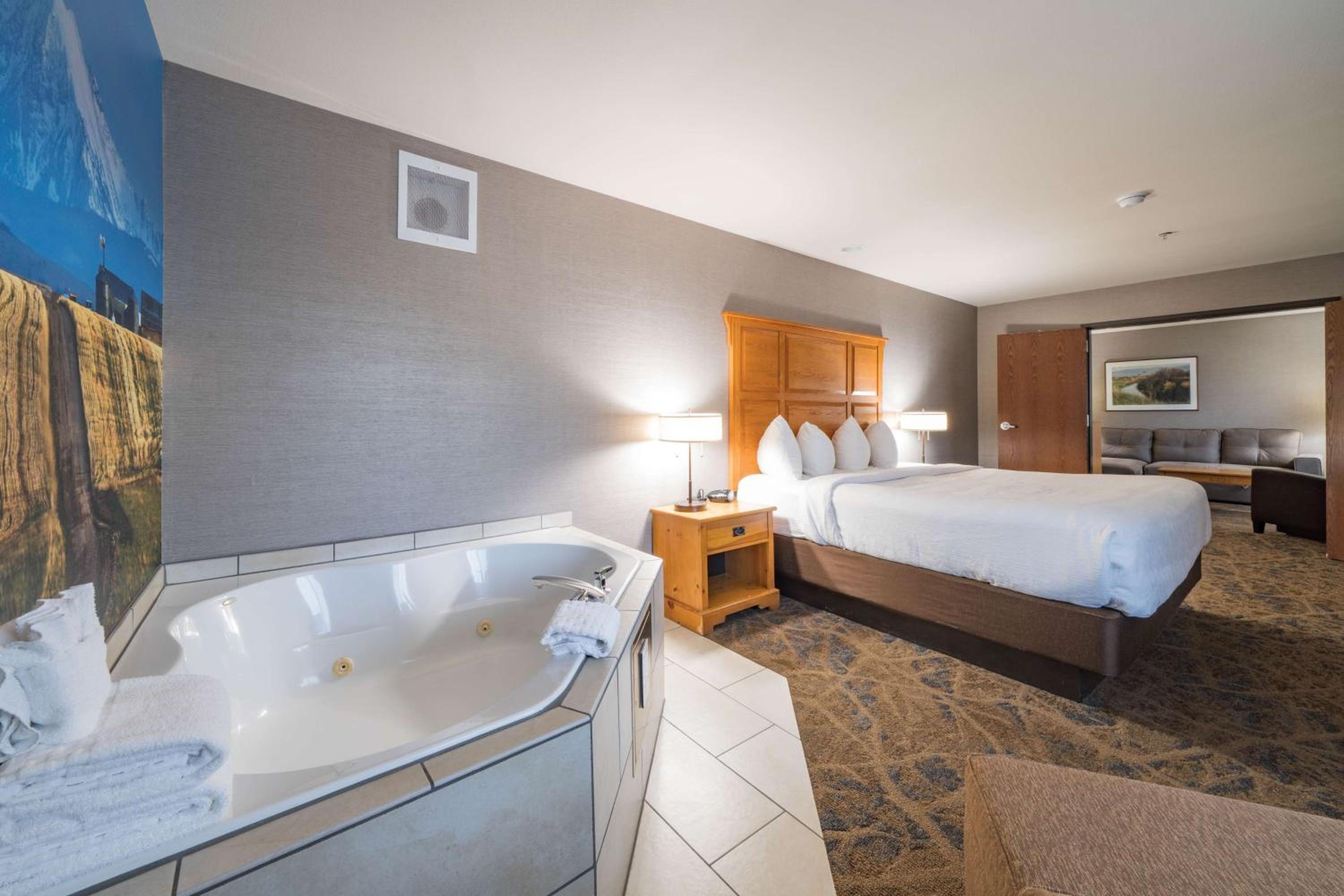 King Suite with Roll-In Shower, Sofa Bed and Spa Bath - Disability/Non-Smoking - Photo 2