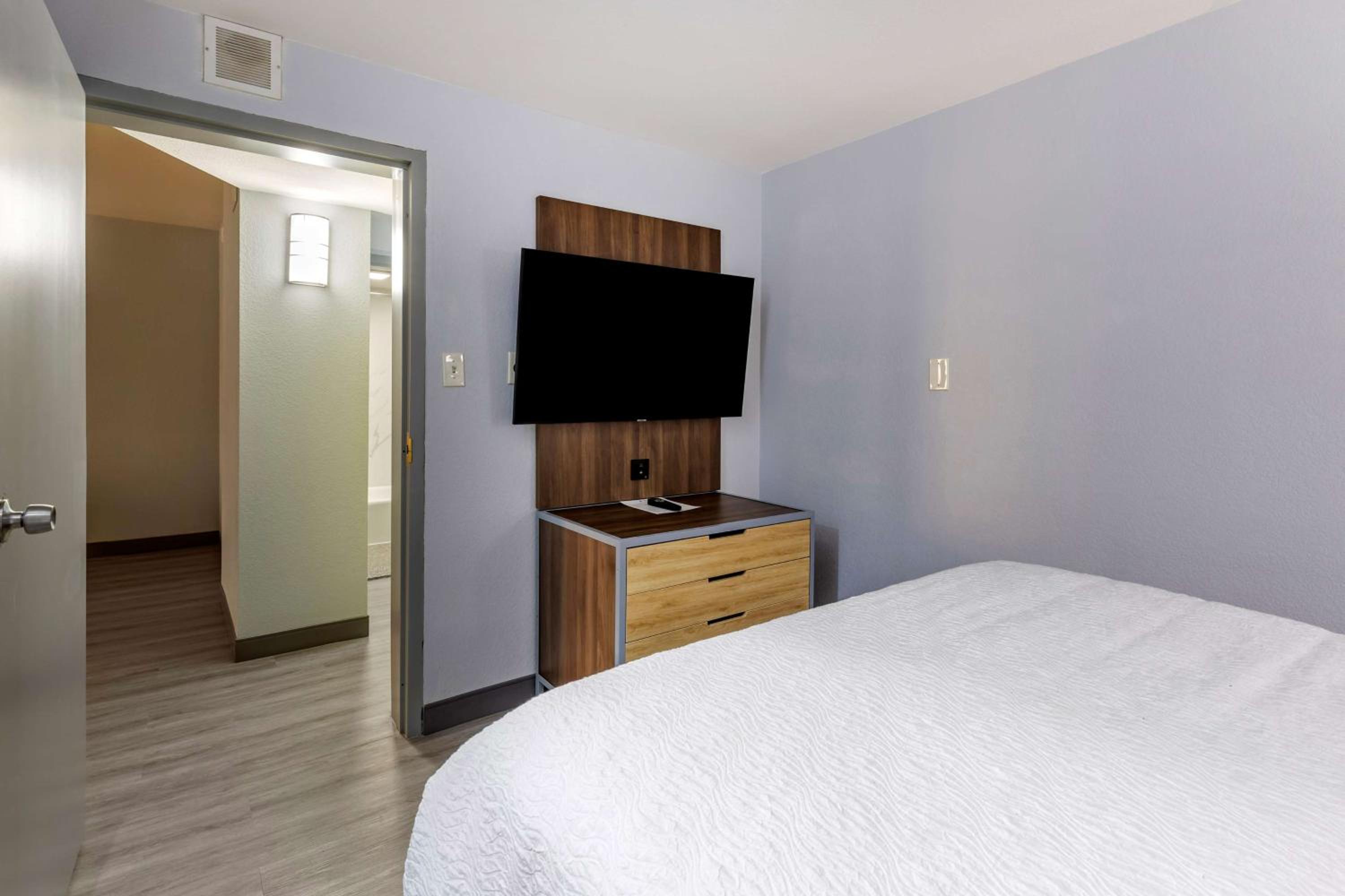 Queen Suite - Non-Smoking - Photo 3