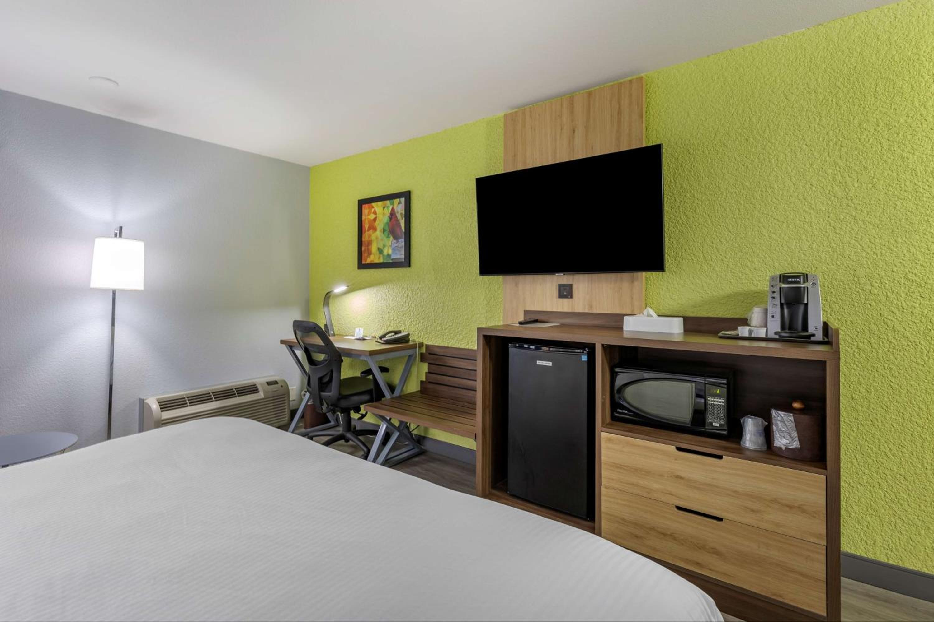 King Room with Bath Tub - Disability Access/Non-Smoking  - Photo 4