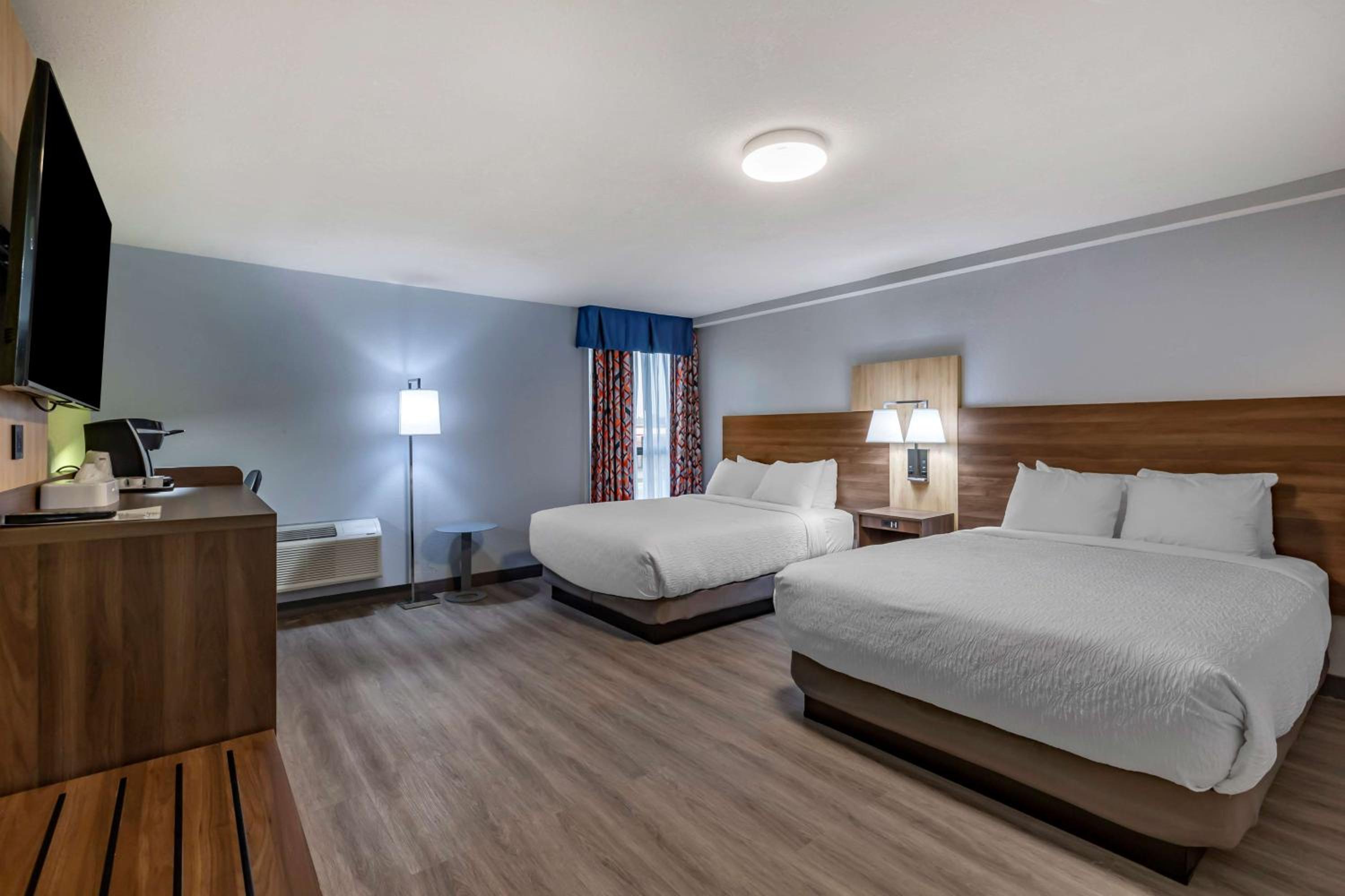 Queen Room with Two Queen Beds and Walk-In Shower - Mobility Accessible/Non-Smoking photo 2