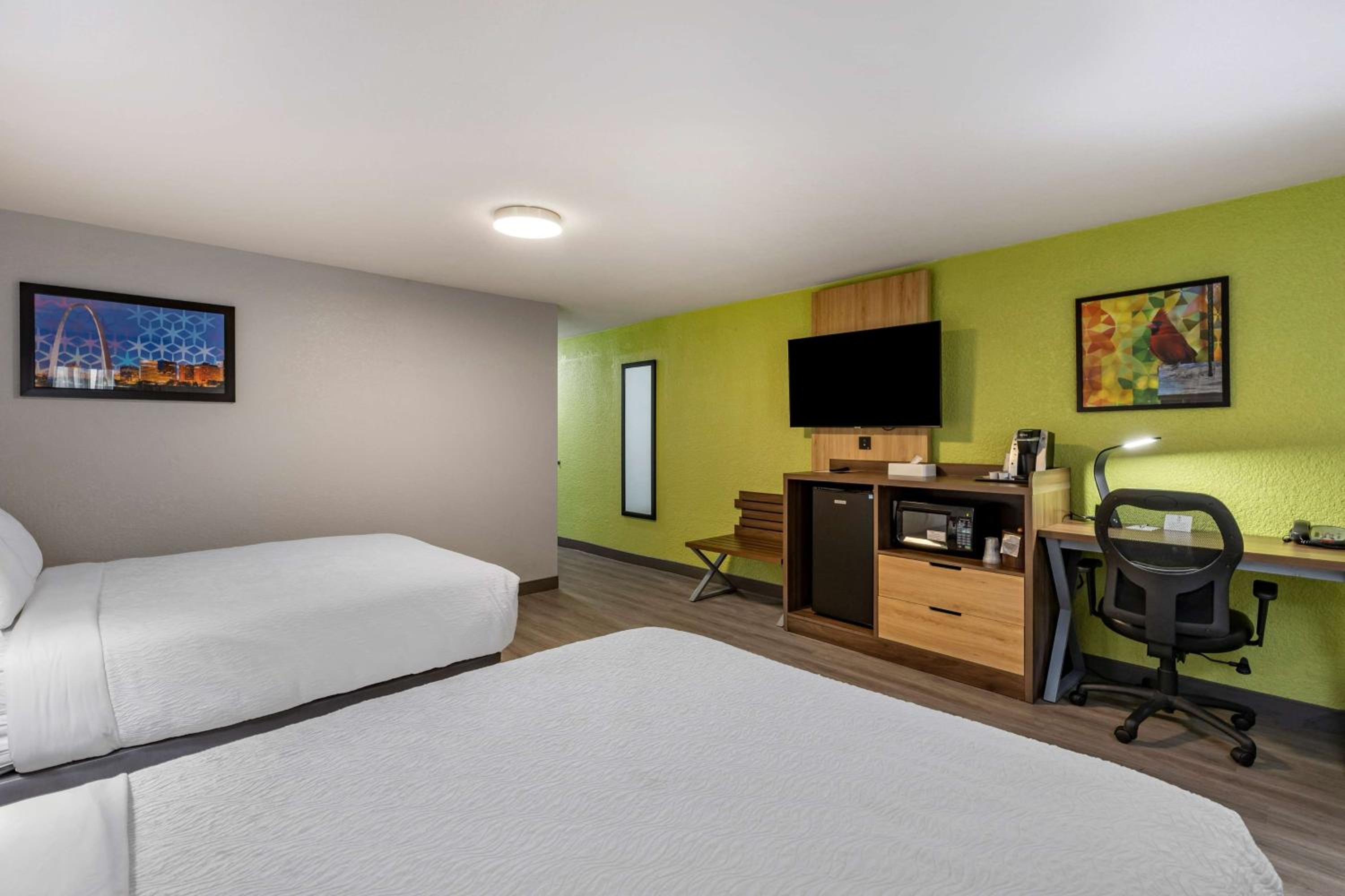 Queen Room with Two Queen Beds and Walk-In Shower - Mobility Accessible/Non-Smoking photo 3