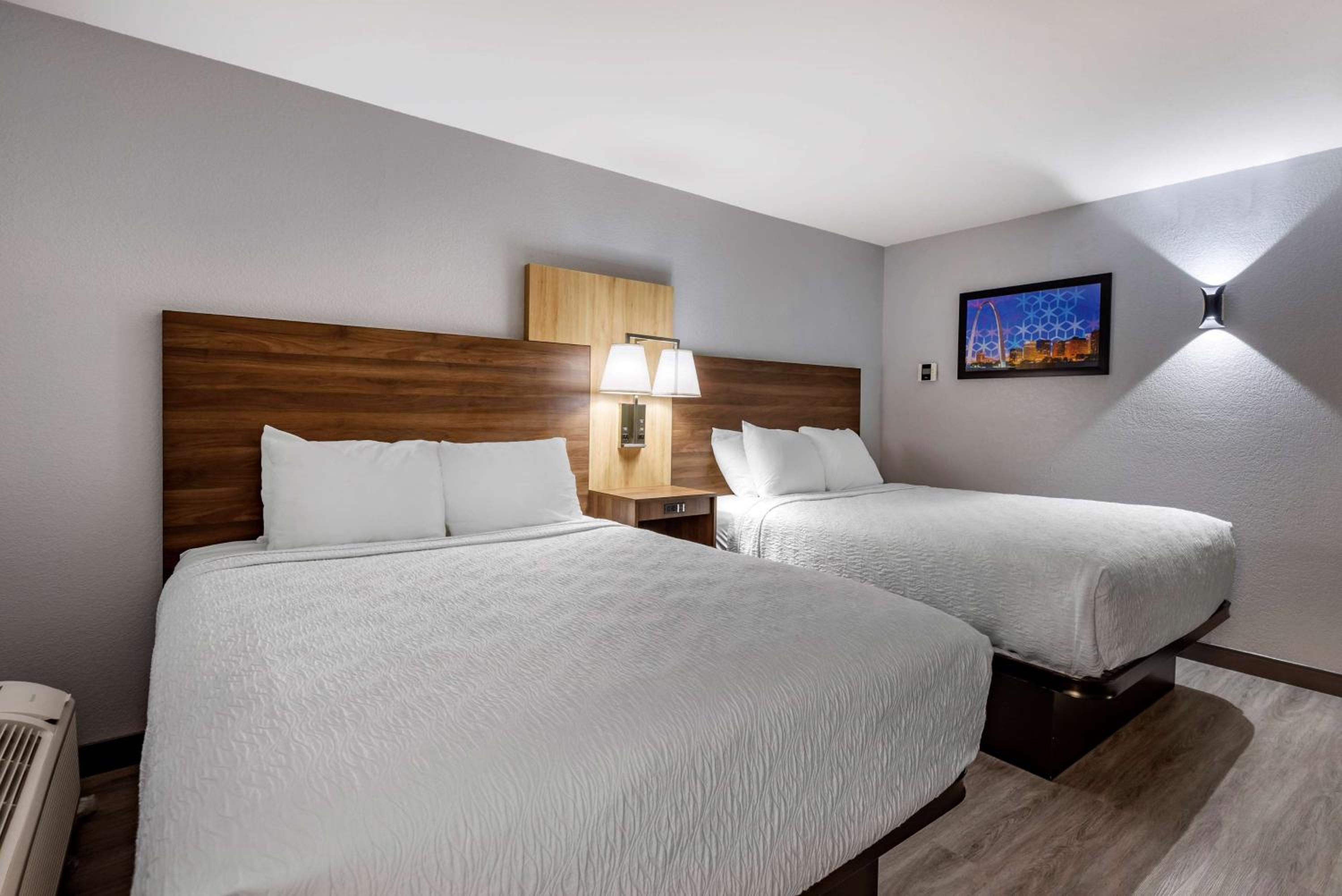 Queen Suite with Two Queen Beds - Non-Smoking - Photo 3