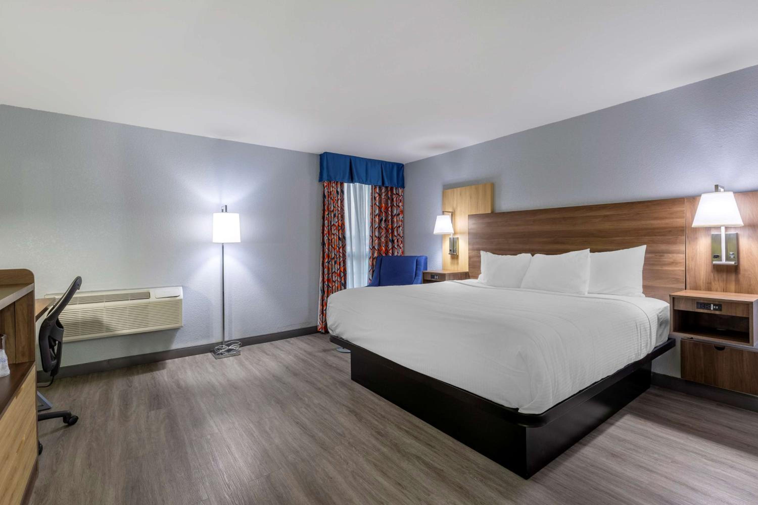 King Room - Non-Smoking - Photo 1