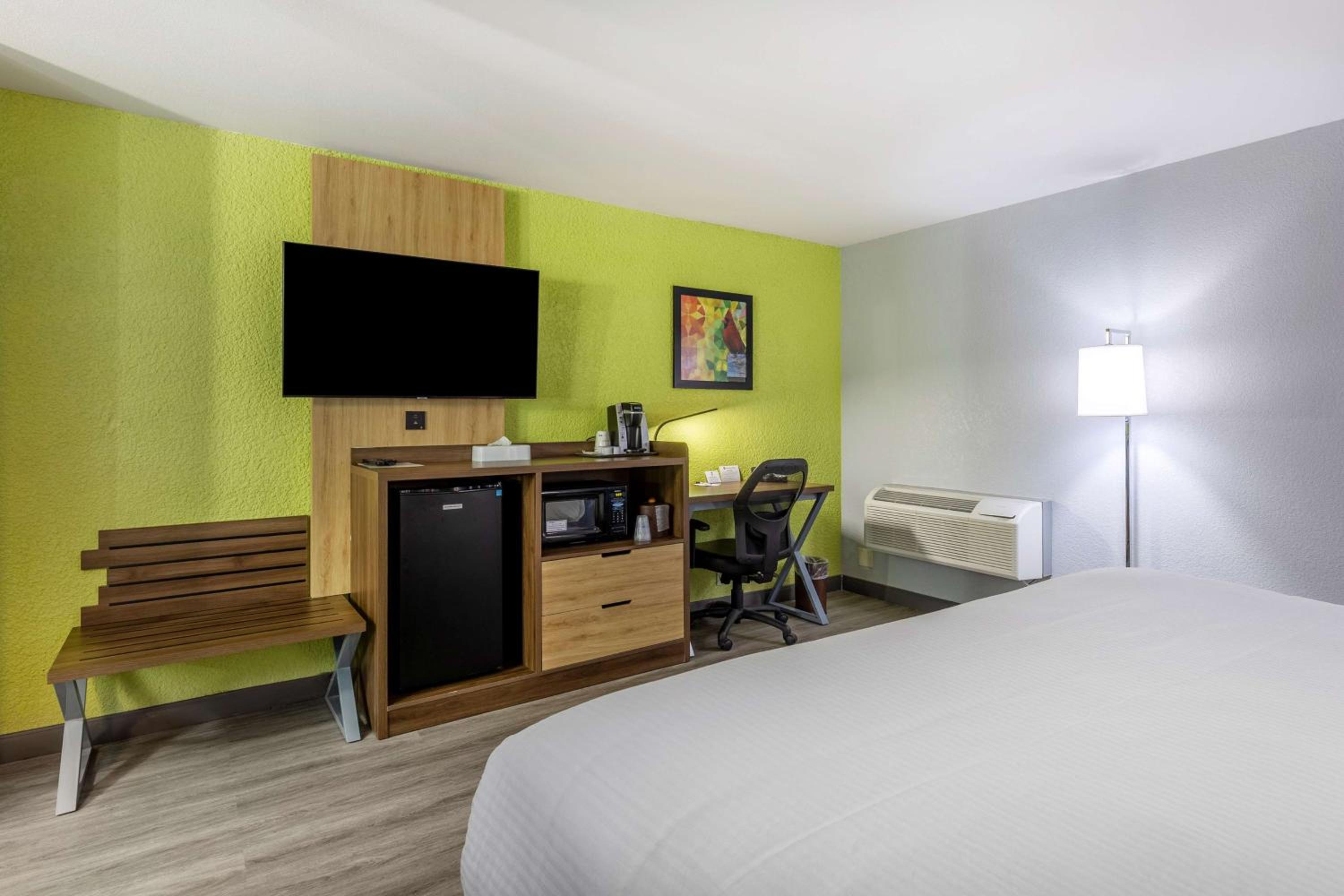 King Room - Non-Smoking - Photo 4