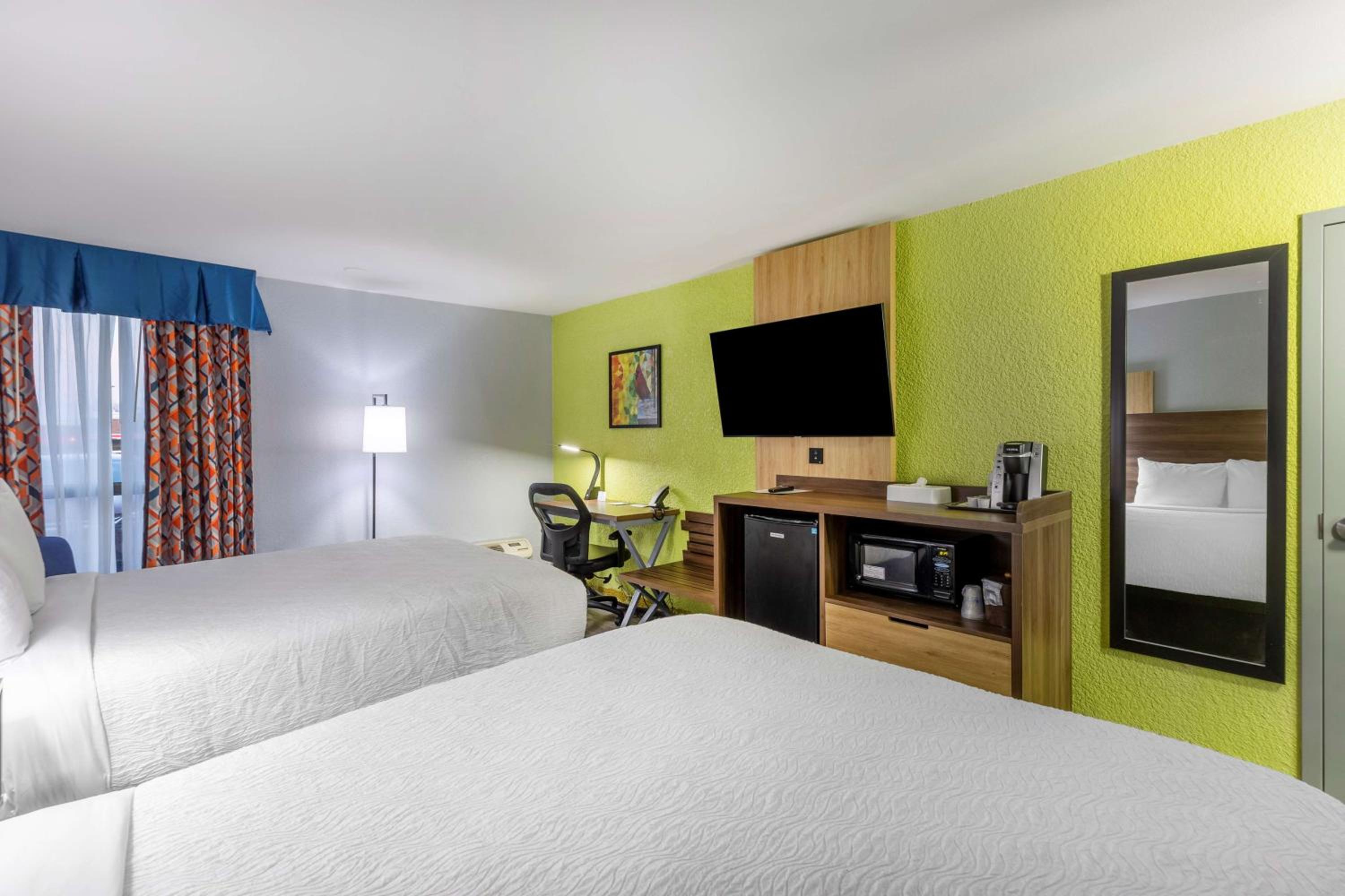 Queen Room with Two Queen Beds - Photo 3