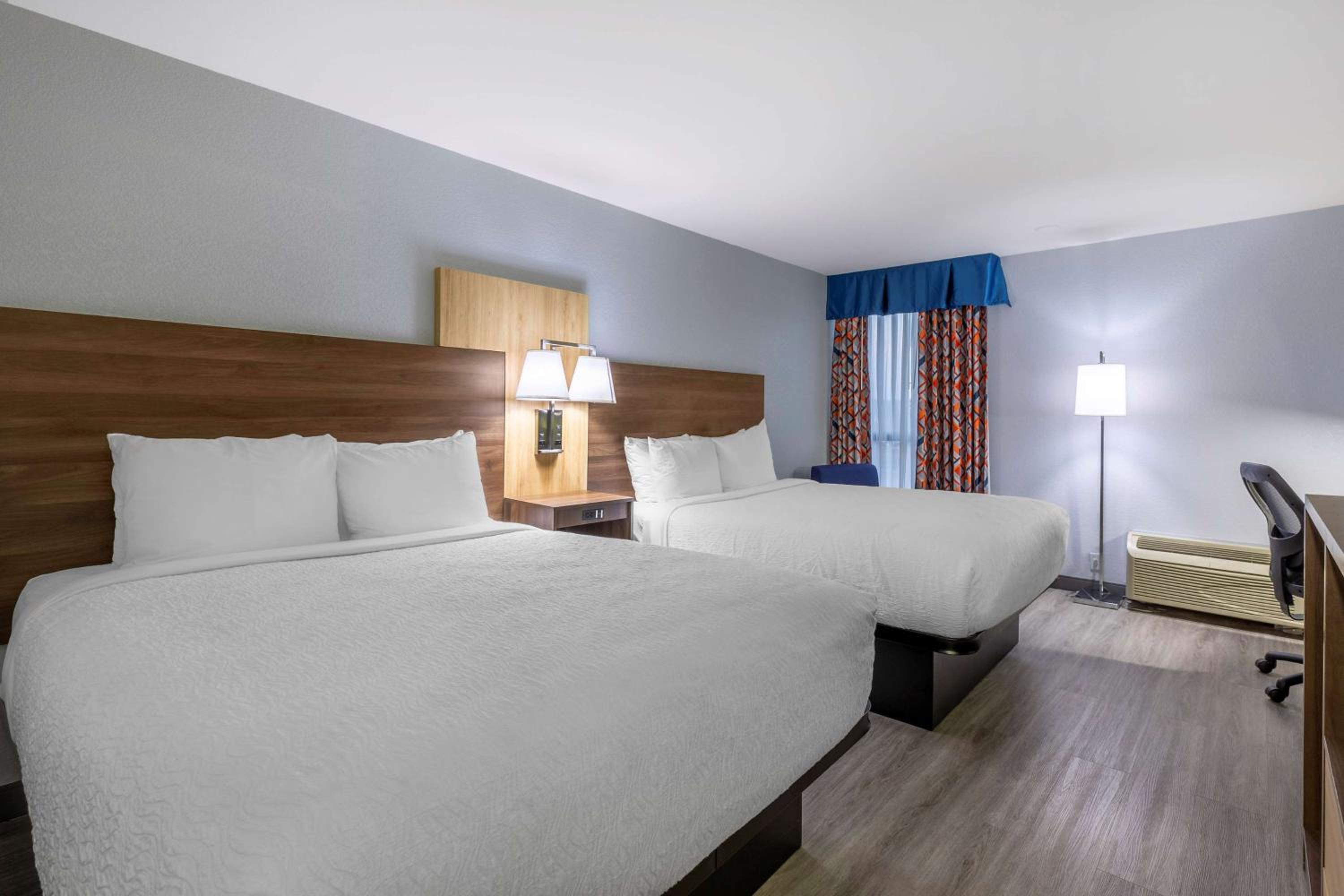 Queen Room with Two Queen Beds - Photo 4