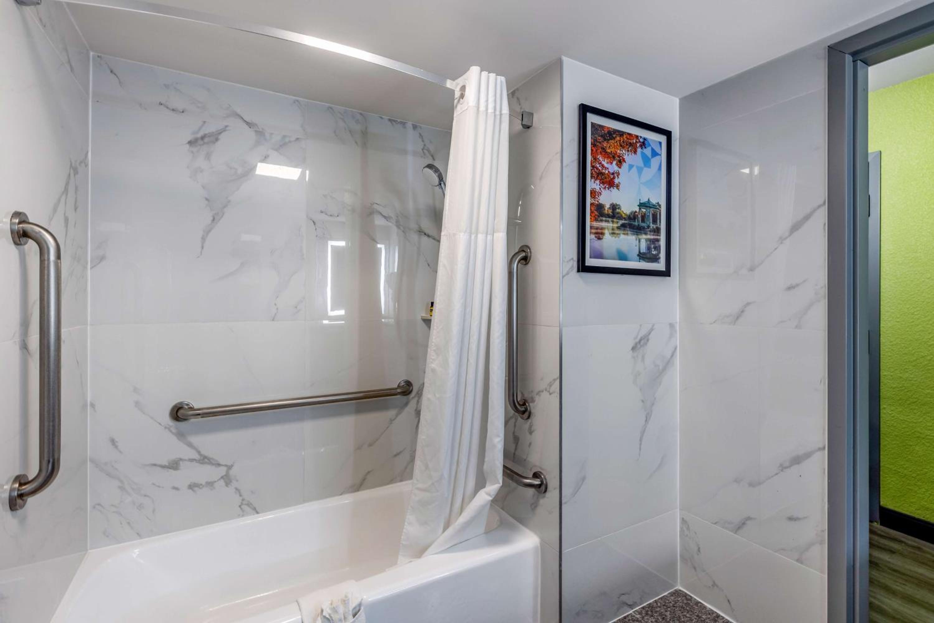 King Room with Bath Tub - Disability Access/Non-Smoking  - Photo 3