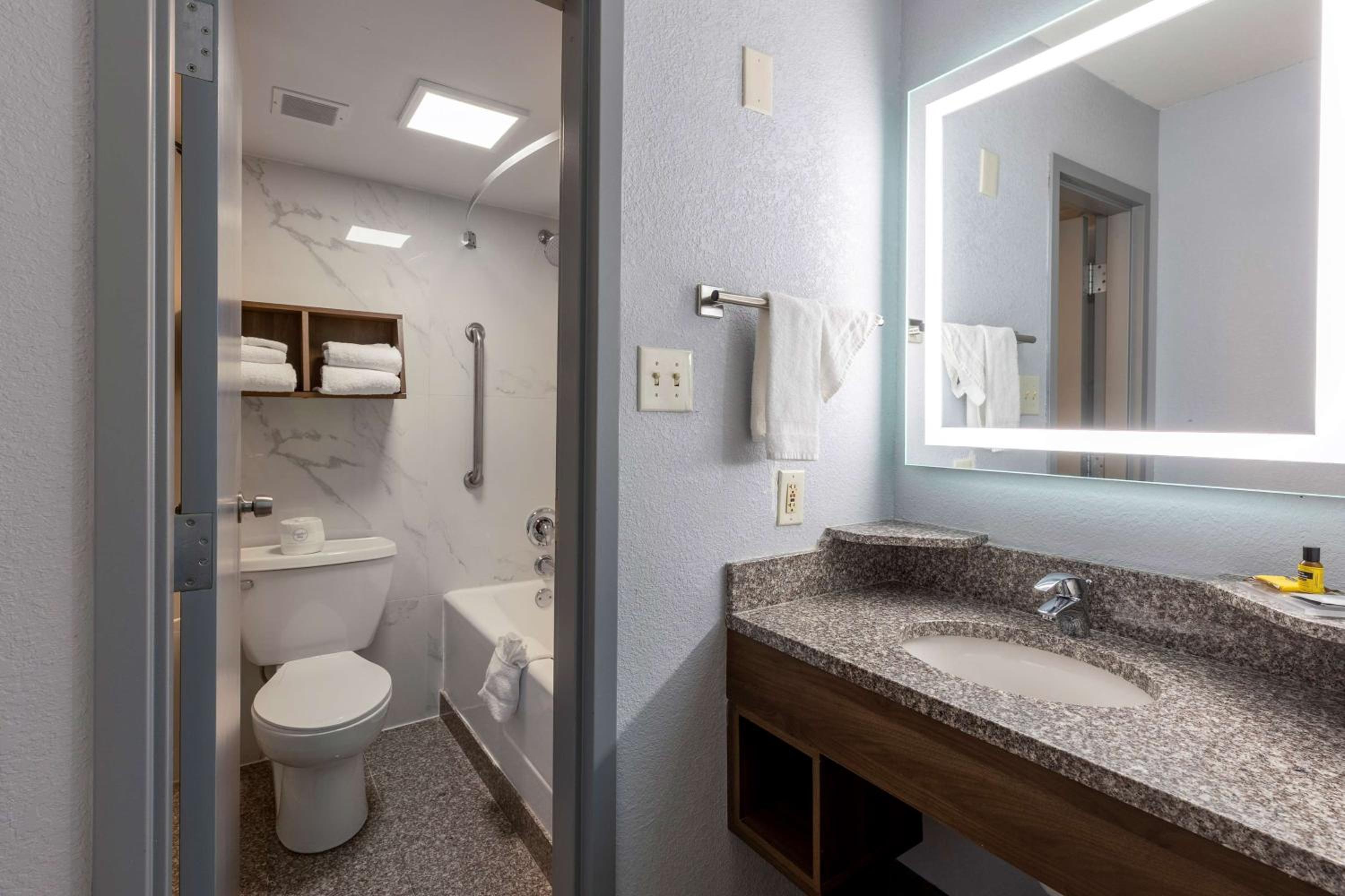 King Room - Non-Smoking - Photo 3