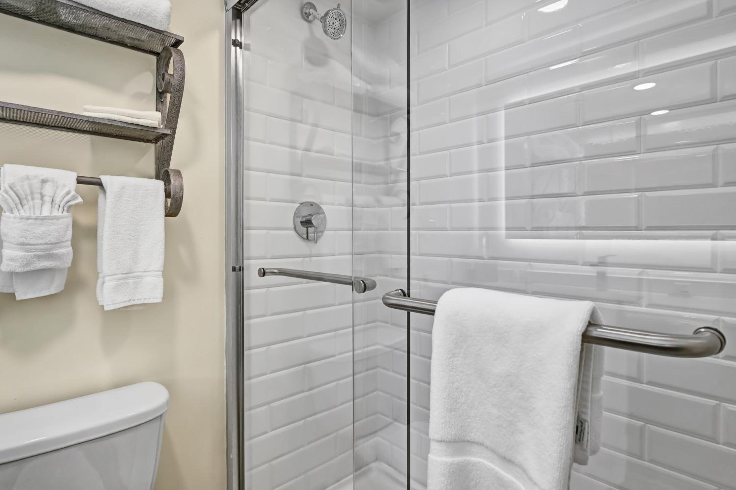 One-Bedroom King Suite with Courtyard View - Photo 3
