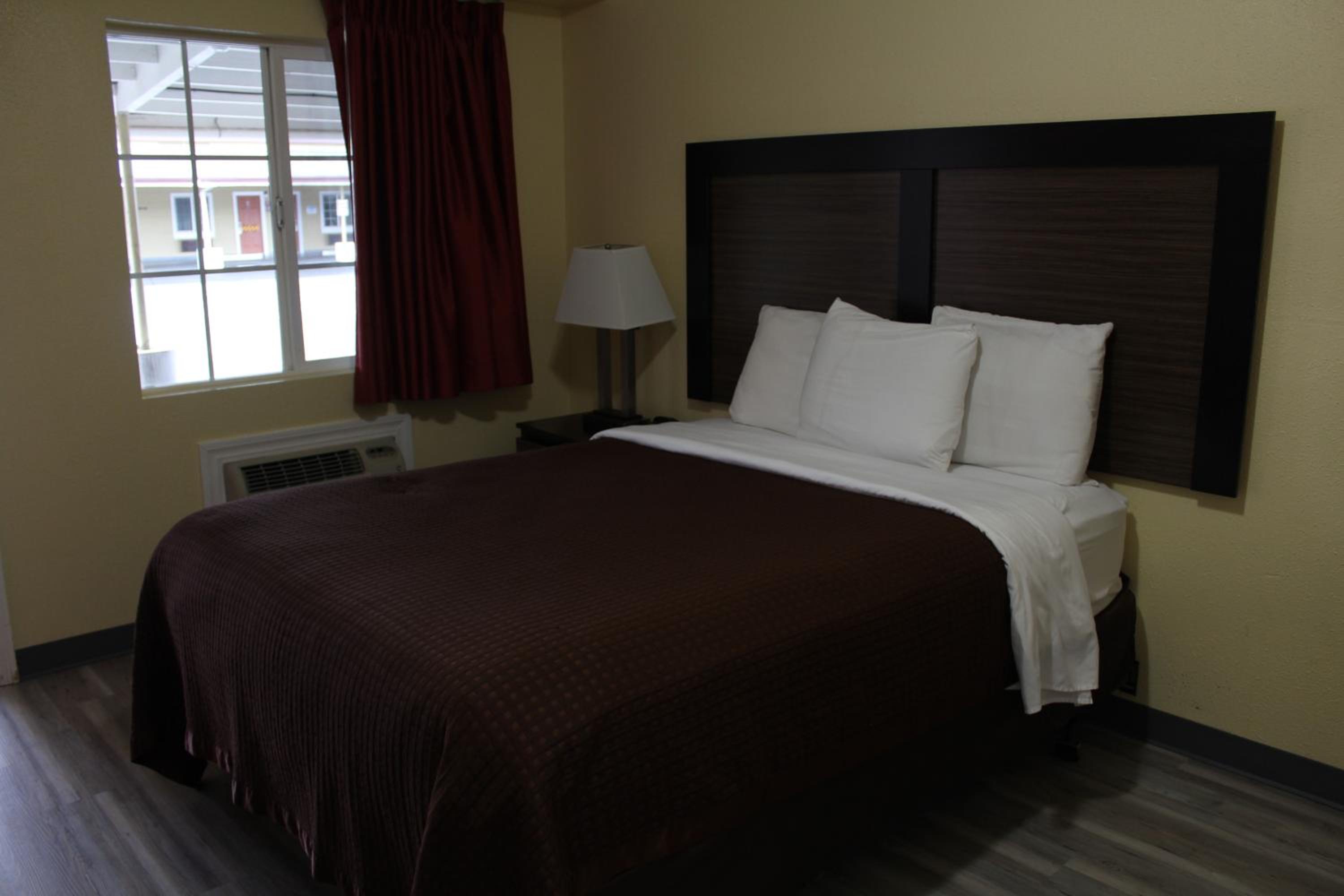 Queen Room - Accessible/Non Smoking photo 1