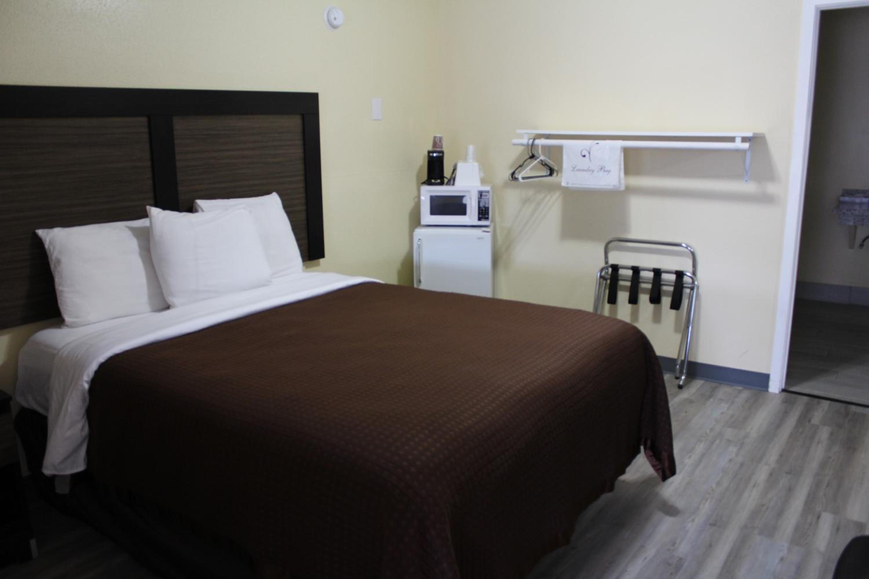 Queen Room - Accessible/Non Smoking photo 2