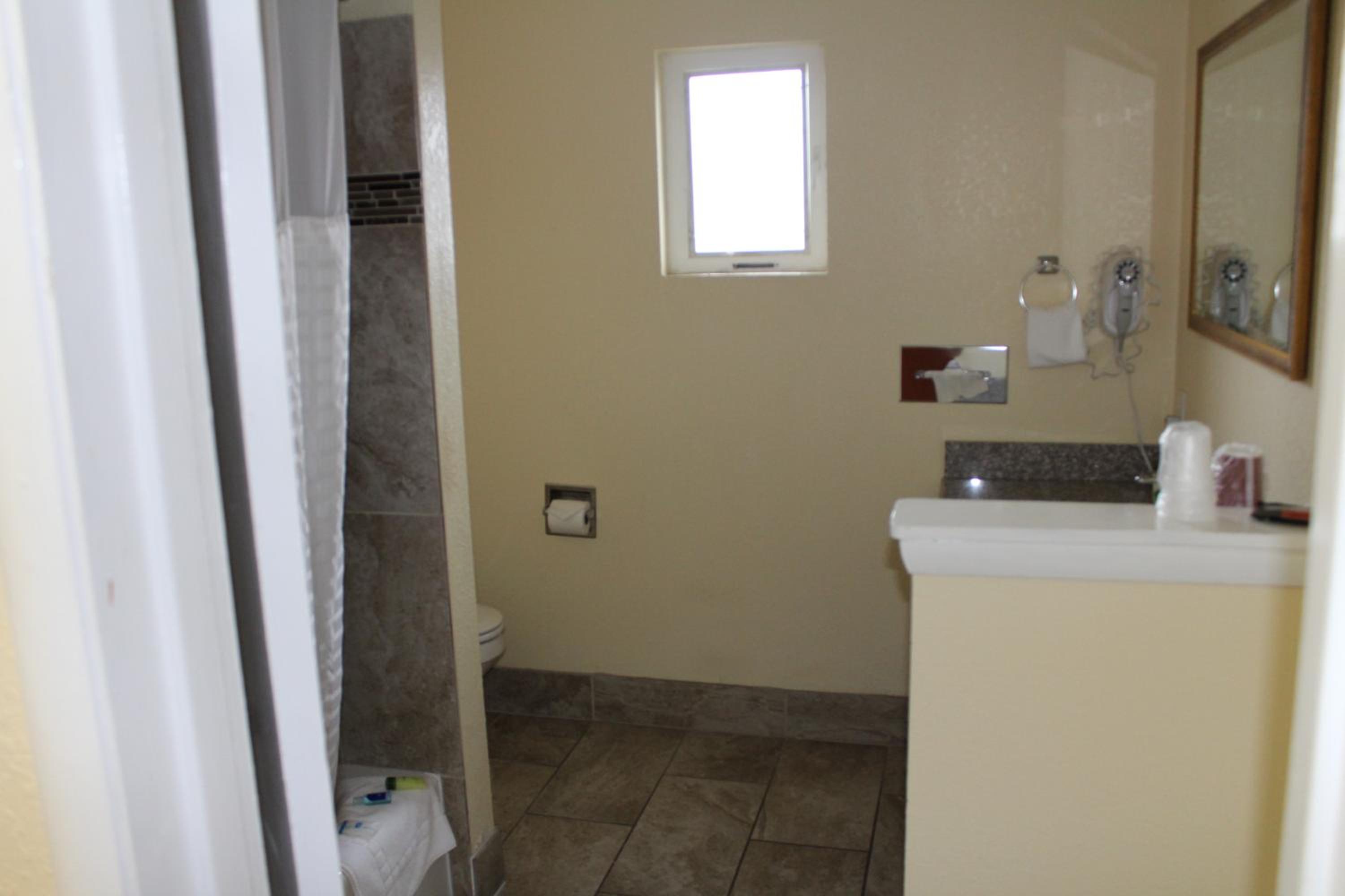 Queen Room with Bath Tub - Photo 3