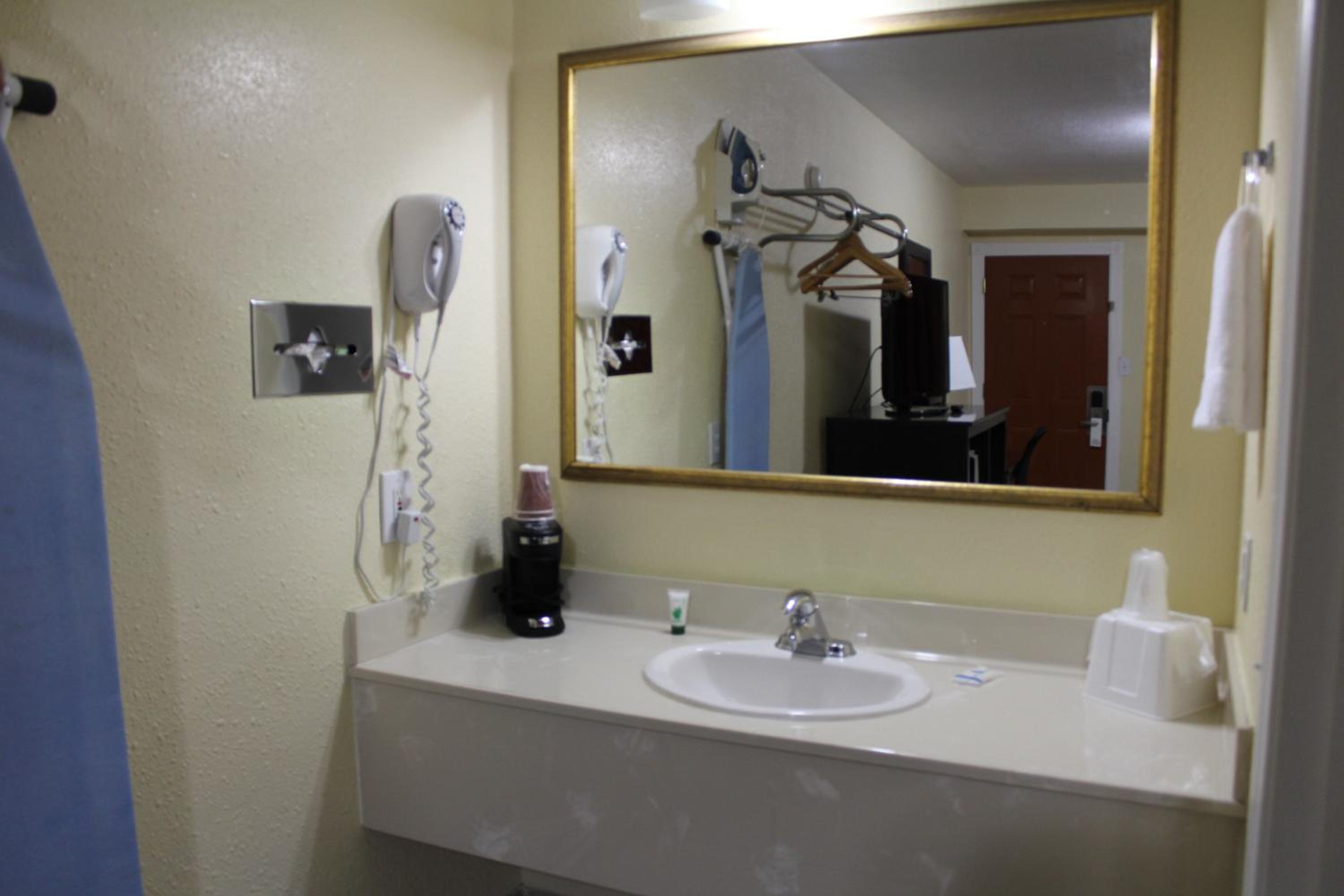 Queen Room with Bath Tub - Photo 15