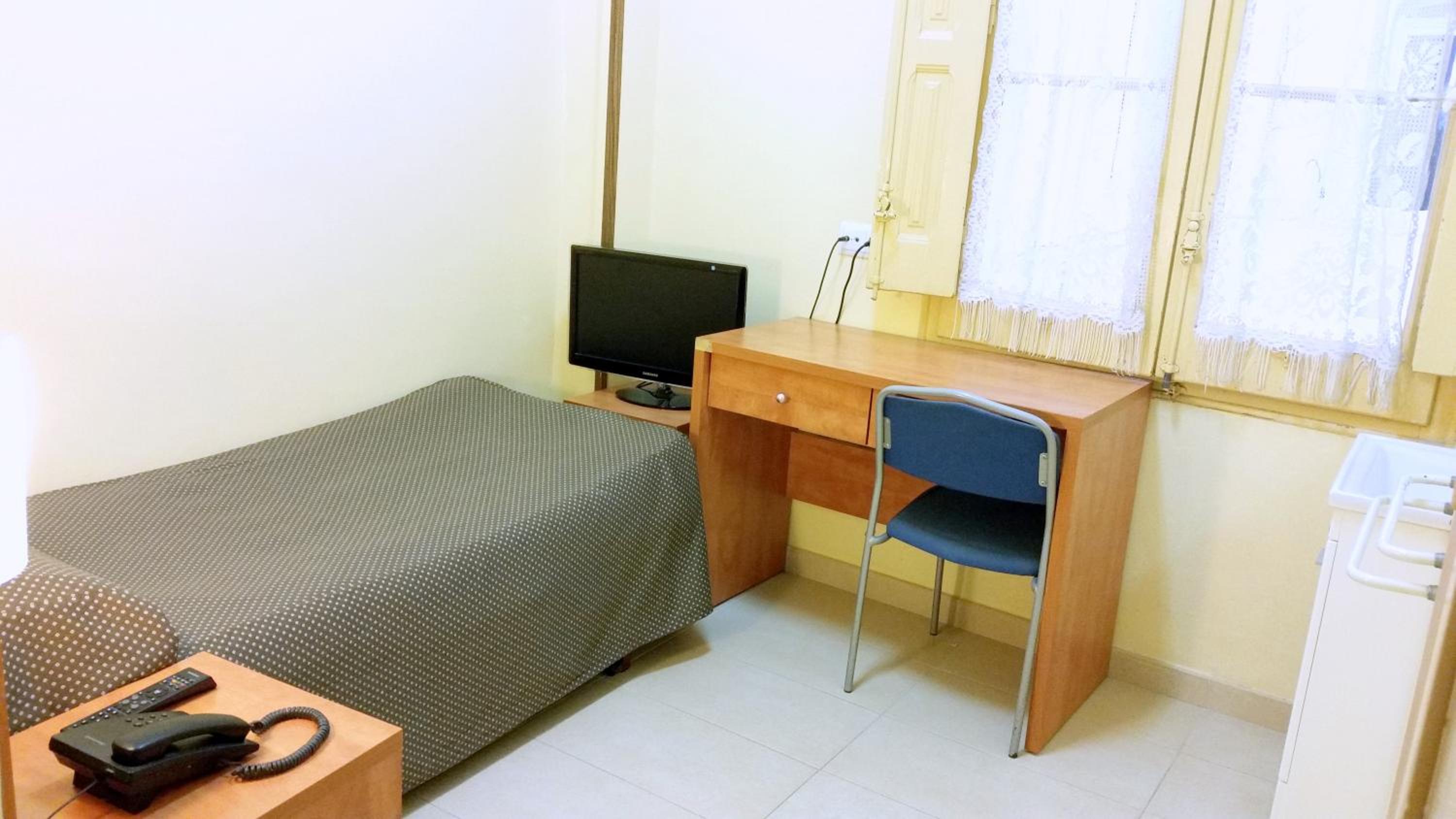 Single Room with Shared Bathroom photo 3