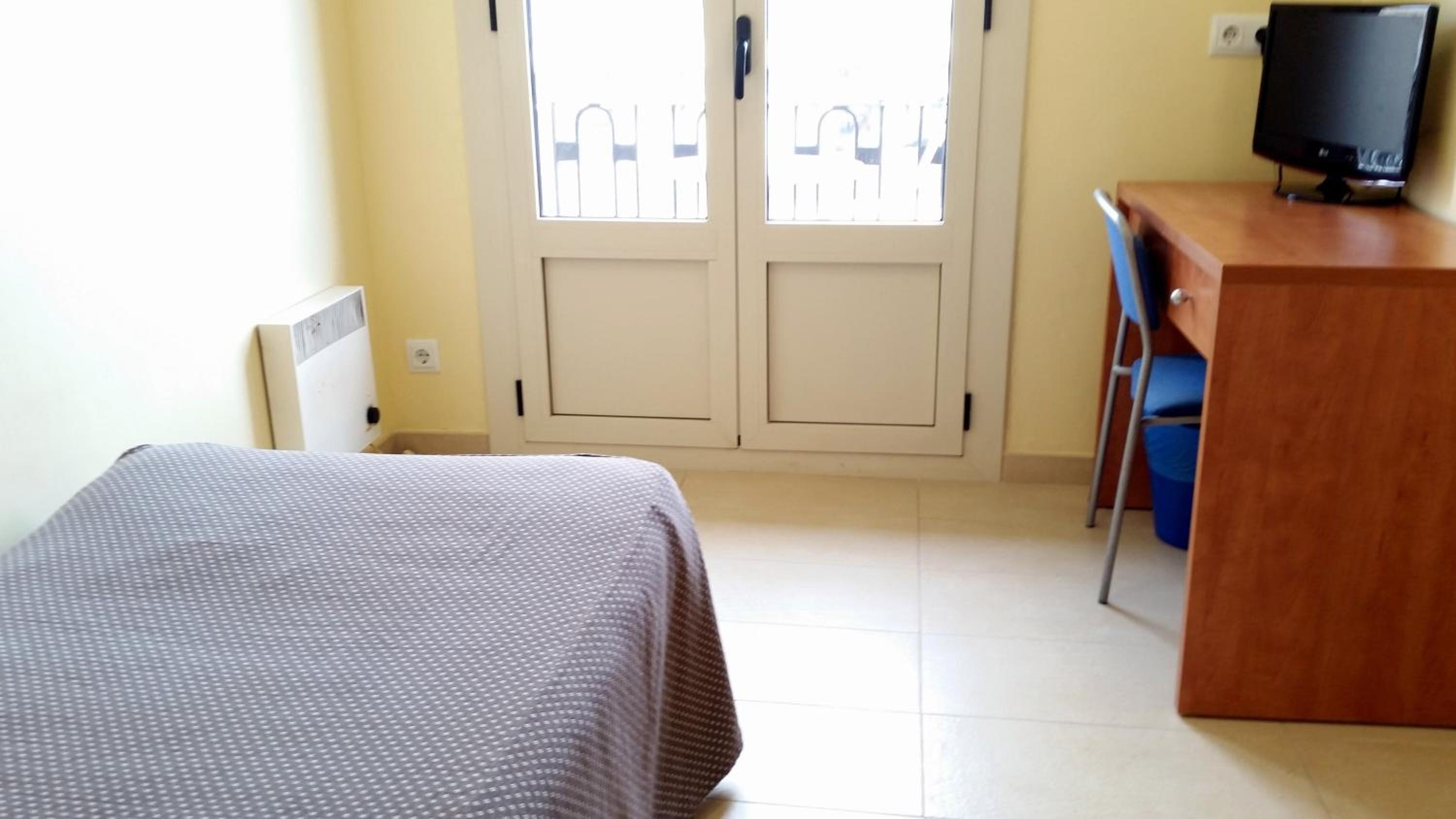 Single Room with Shared Bathroom photo 2
