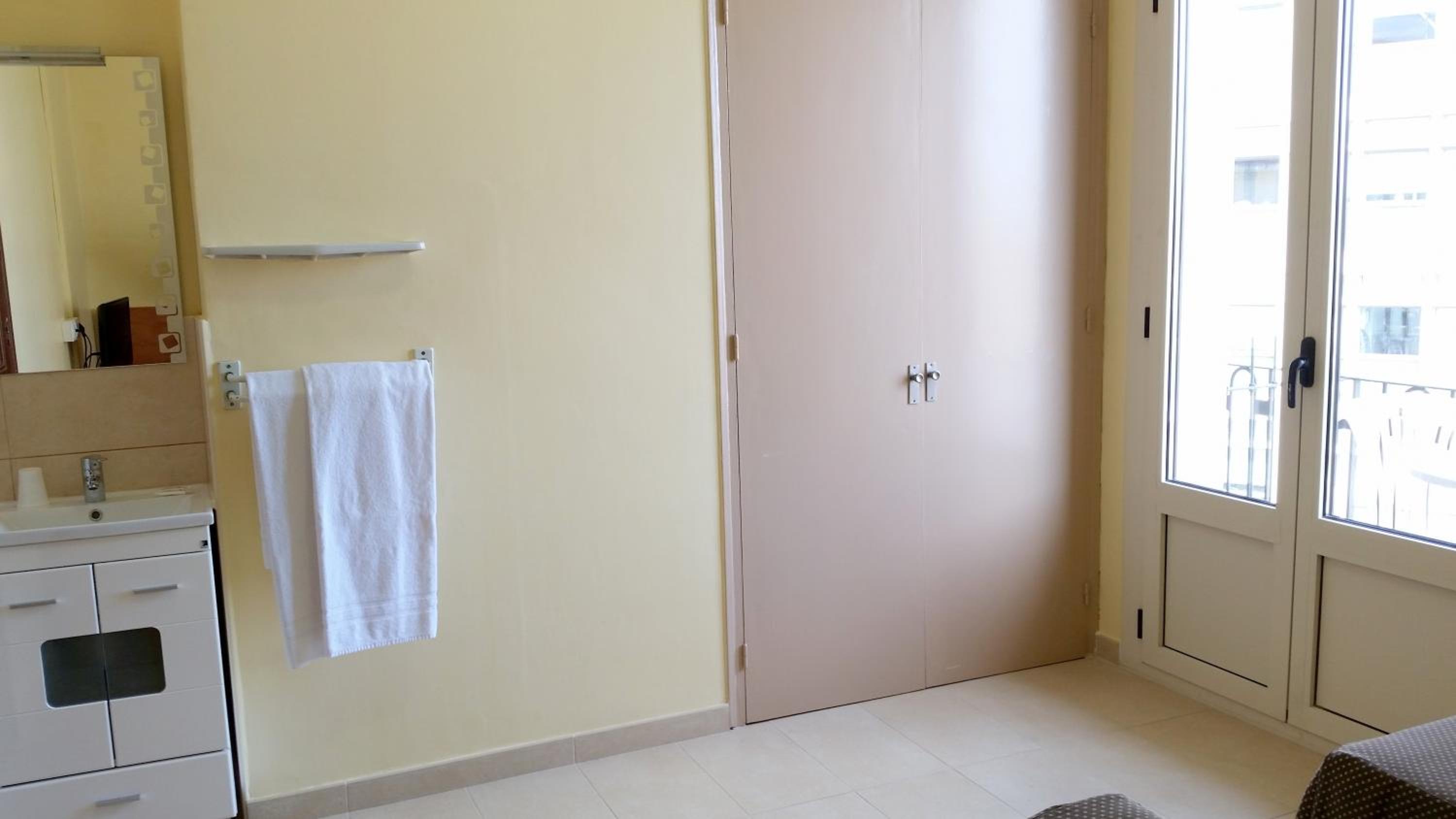 Twin Room with Shared Bathroom photo 2