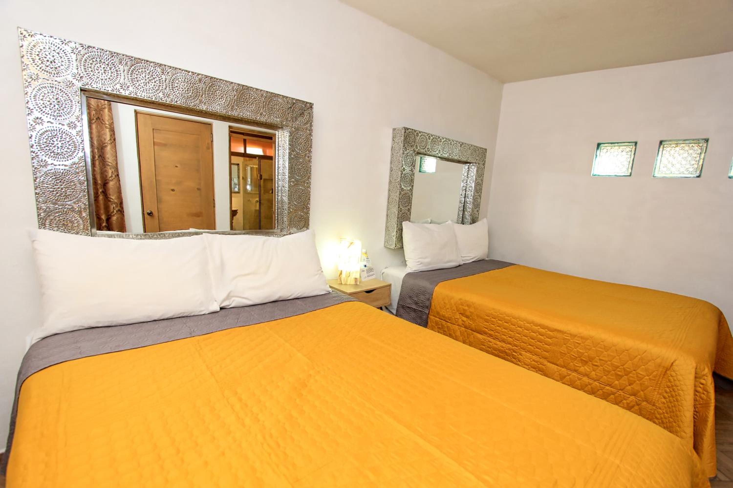 Standard Twin Room - Photo 12