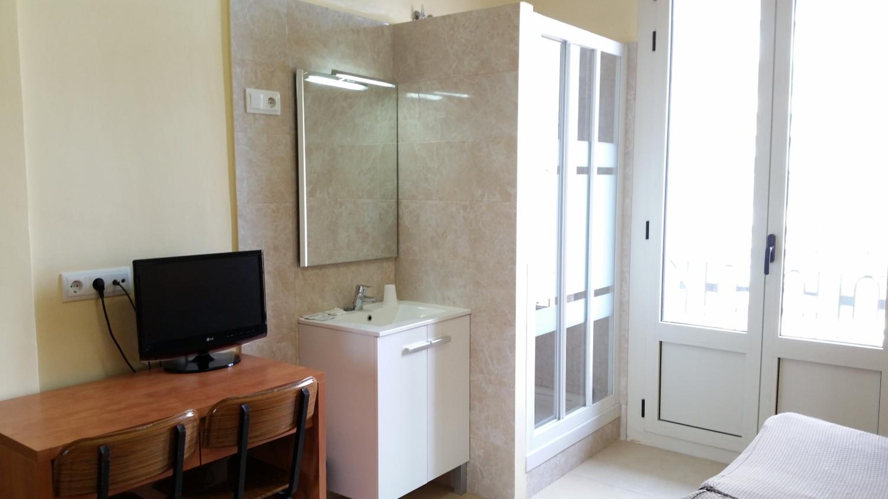 Twin Room with Shared Toilet photo 3