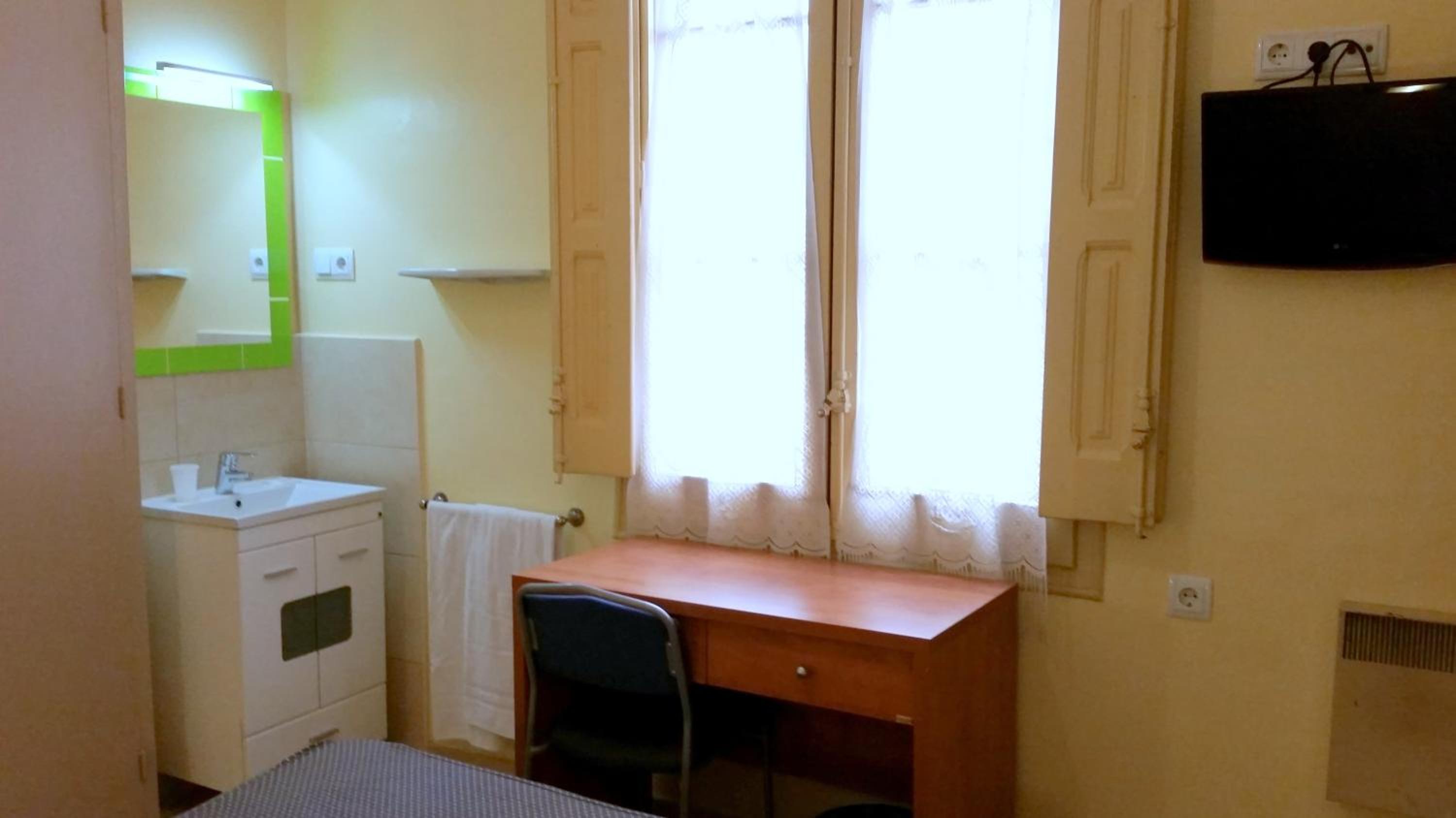 Double Room with Shared Bathroom photo 3