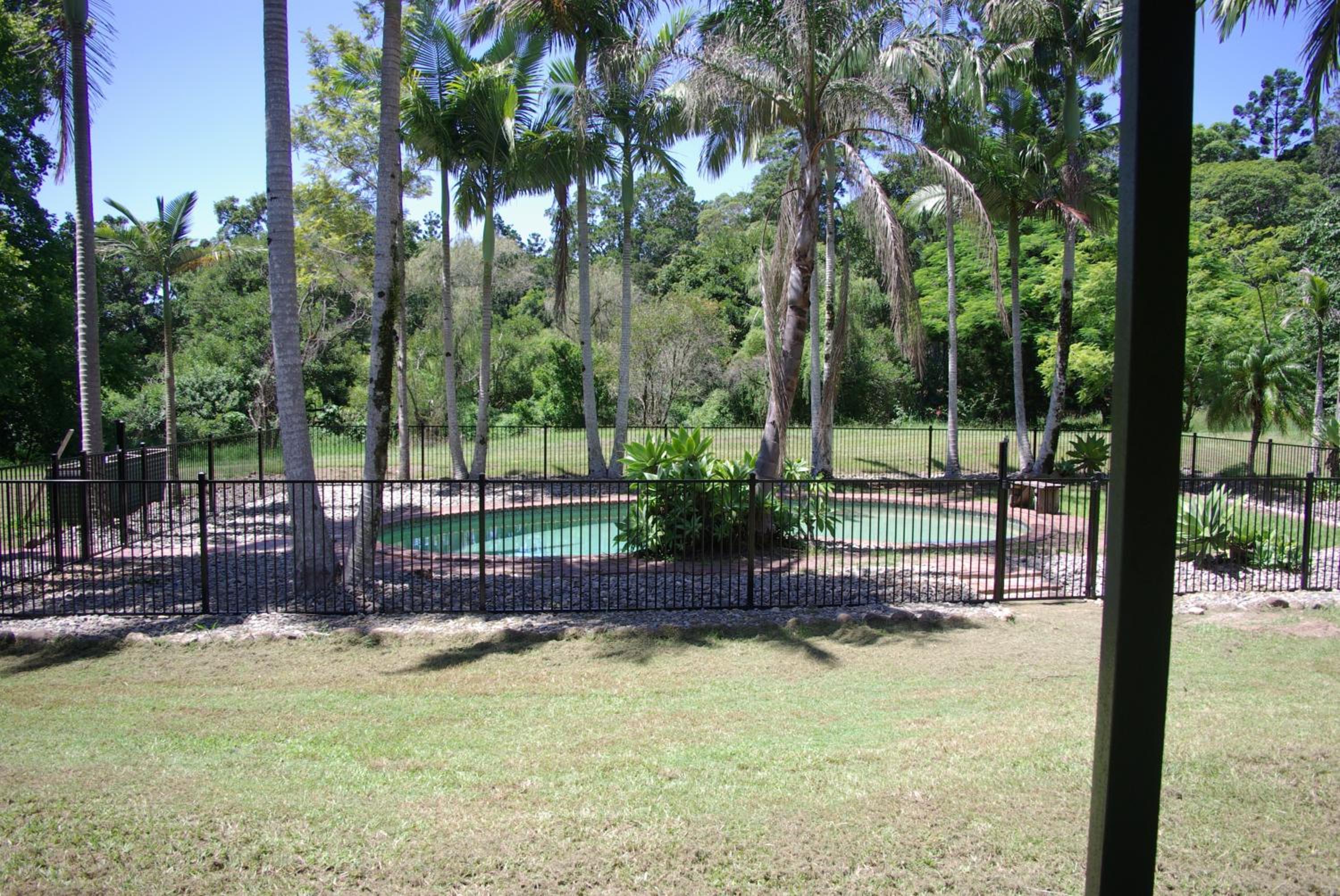 Queen Room with Pool View - Photo 13