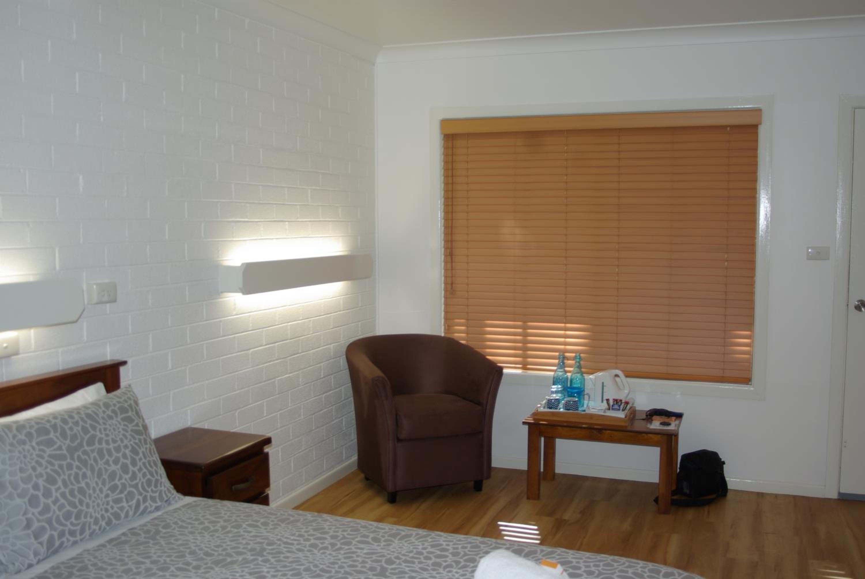 Queen Room with Pool View - Photo 16