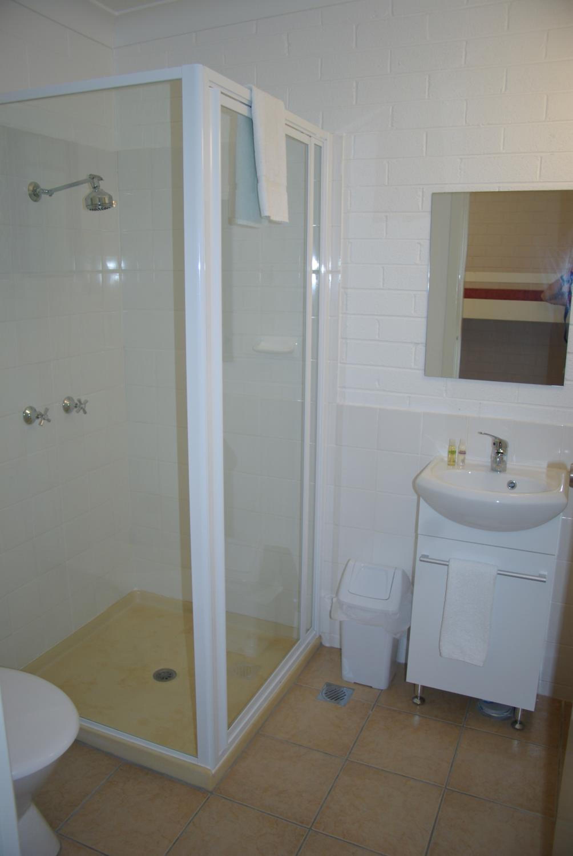 Queen Room with Pool View - Photo 15