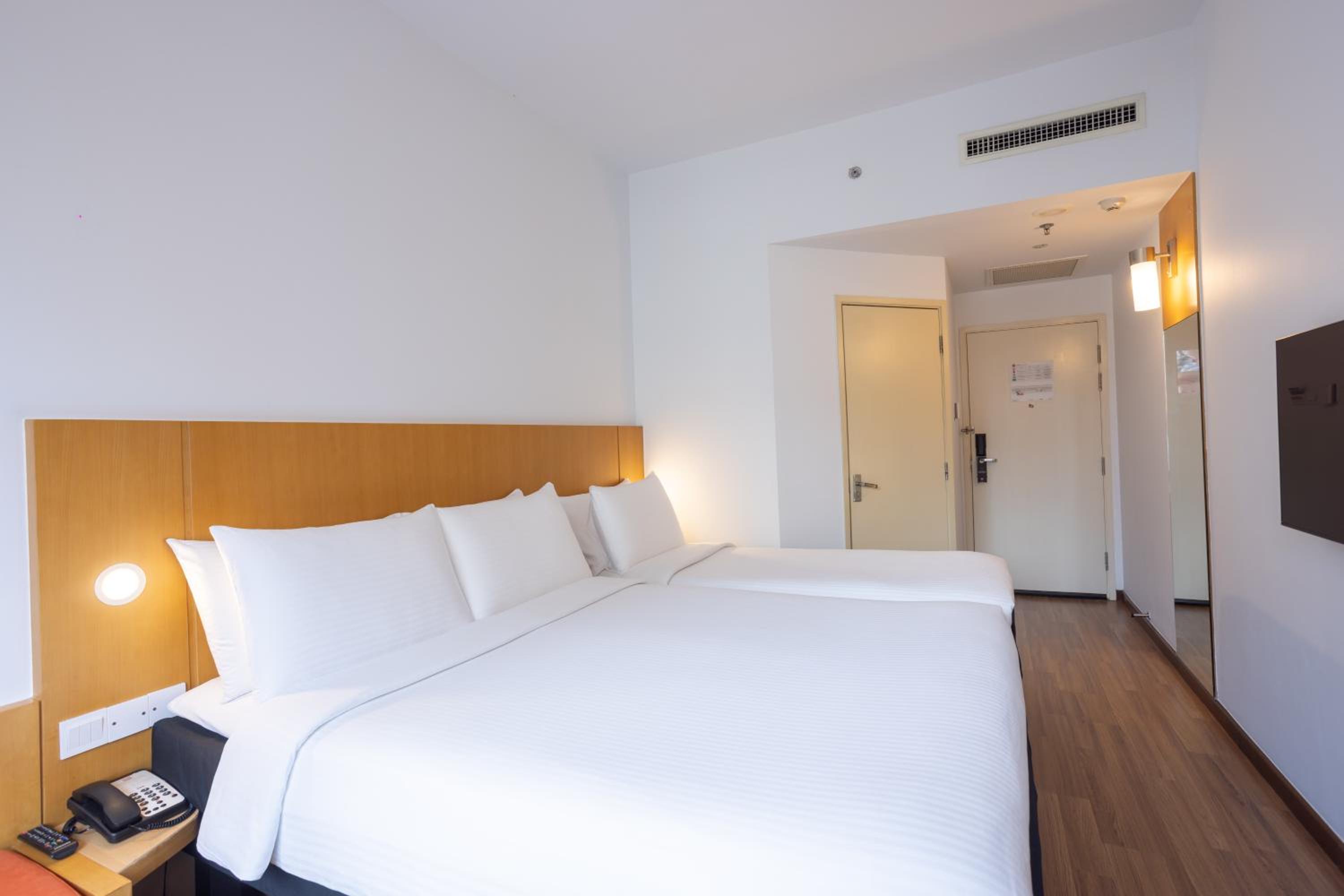 Superior Family Room, 1 King Bed & 1 Single Bed photo 2