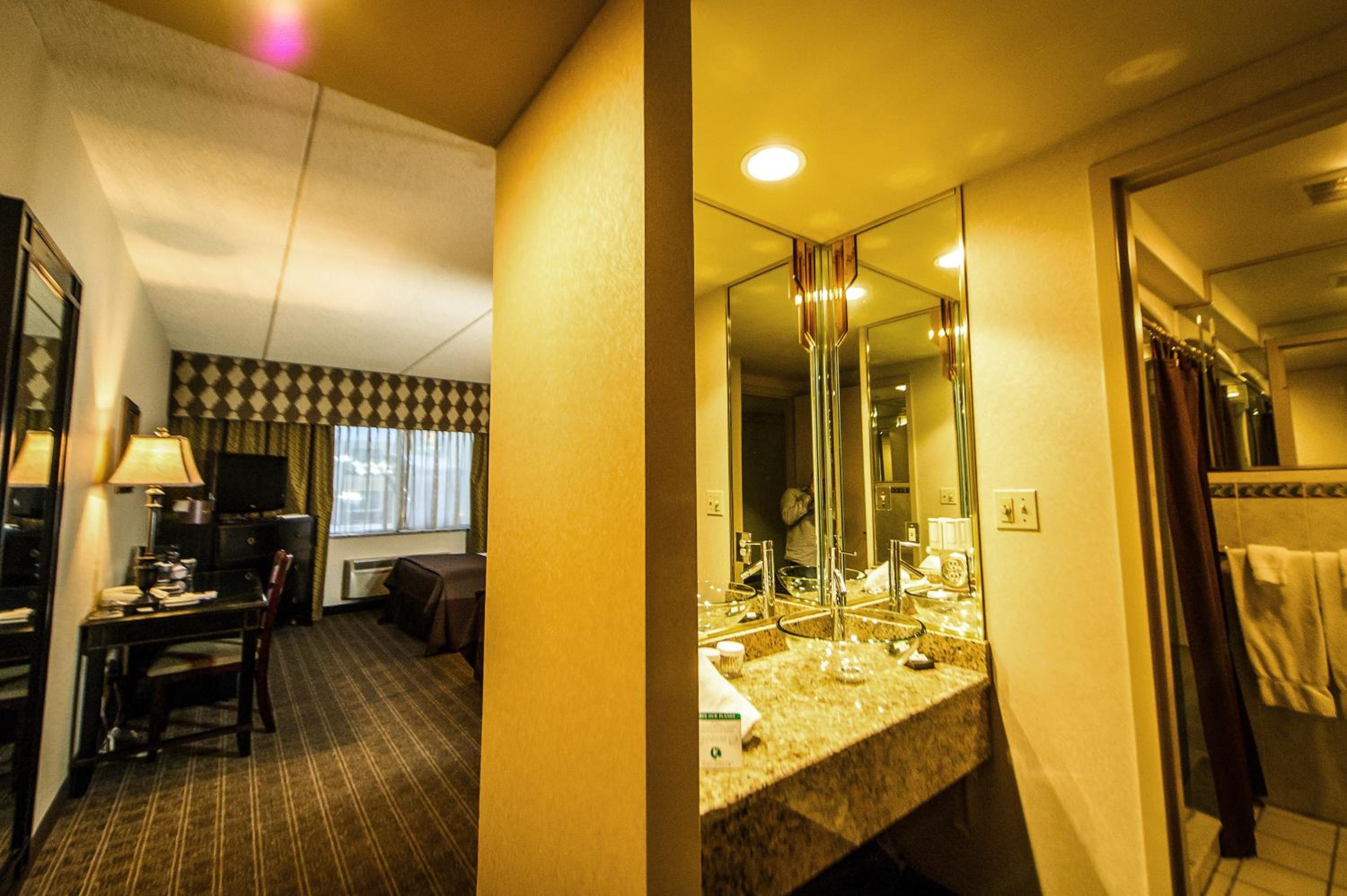 Queen Room with Two Queen Beds - Non-Smoking - Photo 2