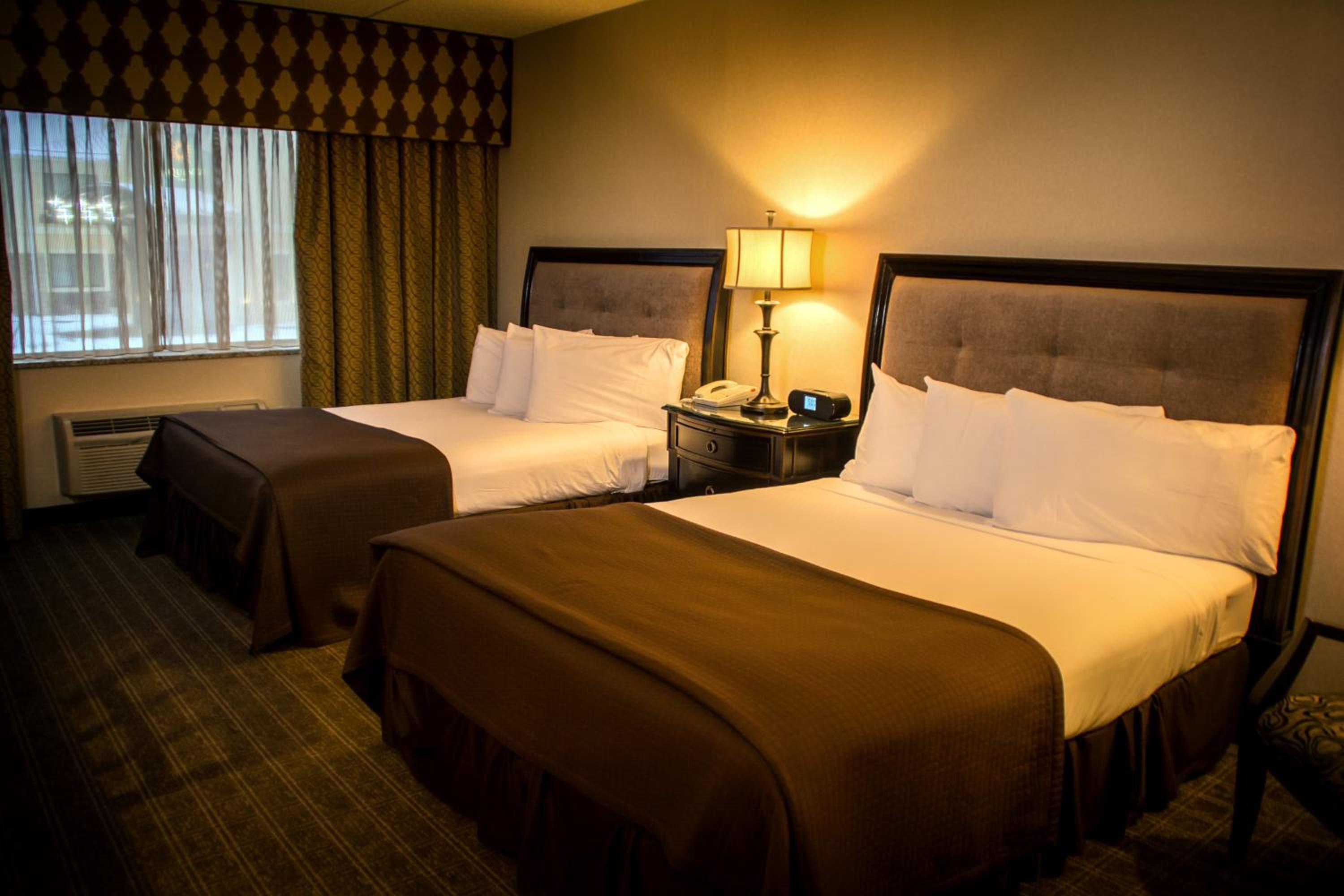Queen Room with Two Queen Beds - Non-Smoking - Photo 6